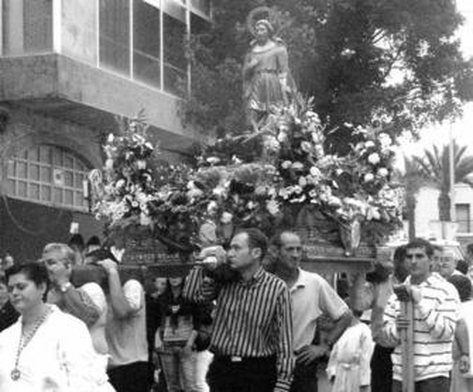 Momento de la procesión en honor a San Isidro Labrador, patrón de El Parador.