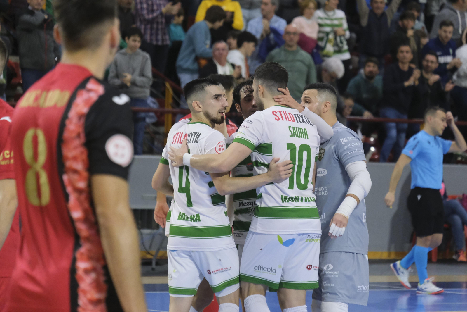 Los jugadores del Córdoba Futsal celebran un gol a ElPozo Murcia.
