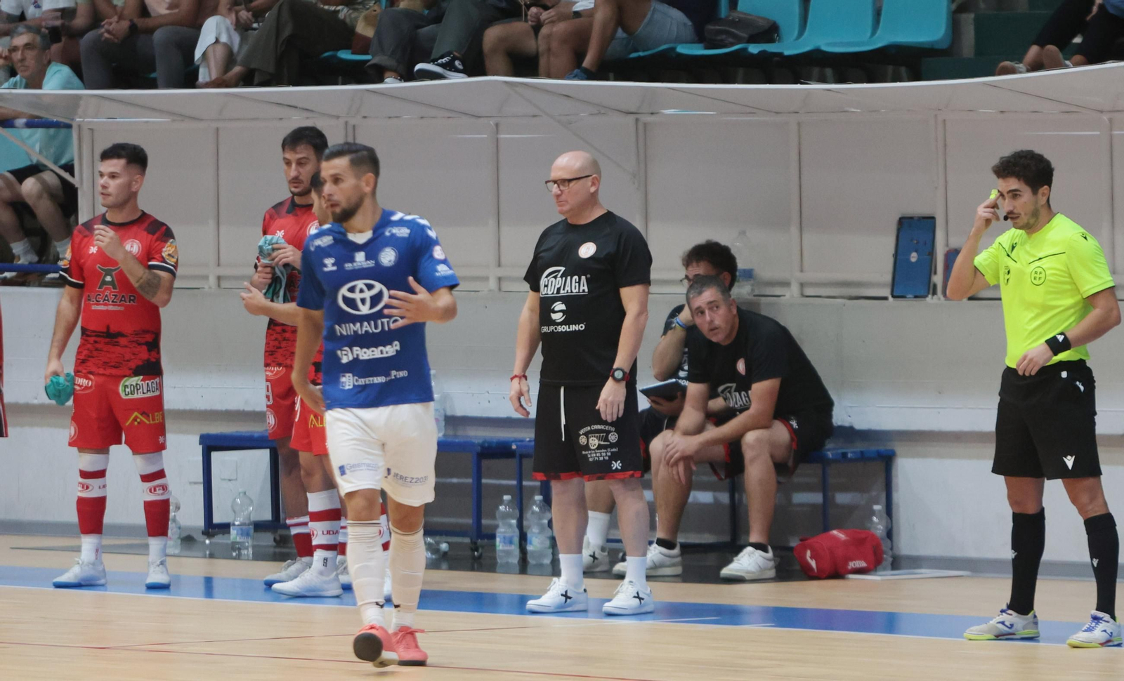 Imágenes del encuentro Xerez Toyota-Alchoyano en el Polideportivo Ruiz-Mateos de Jerez