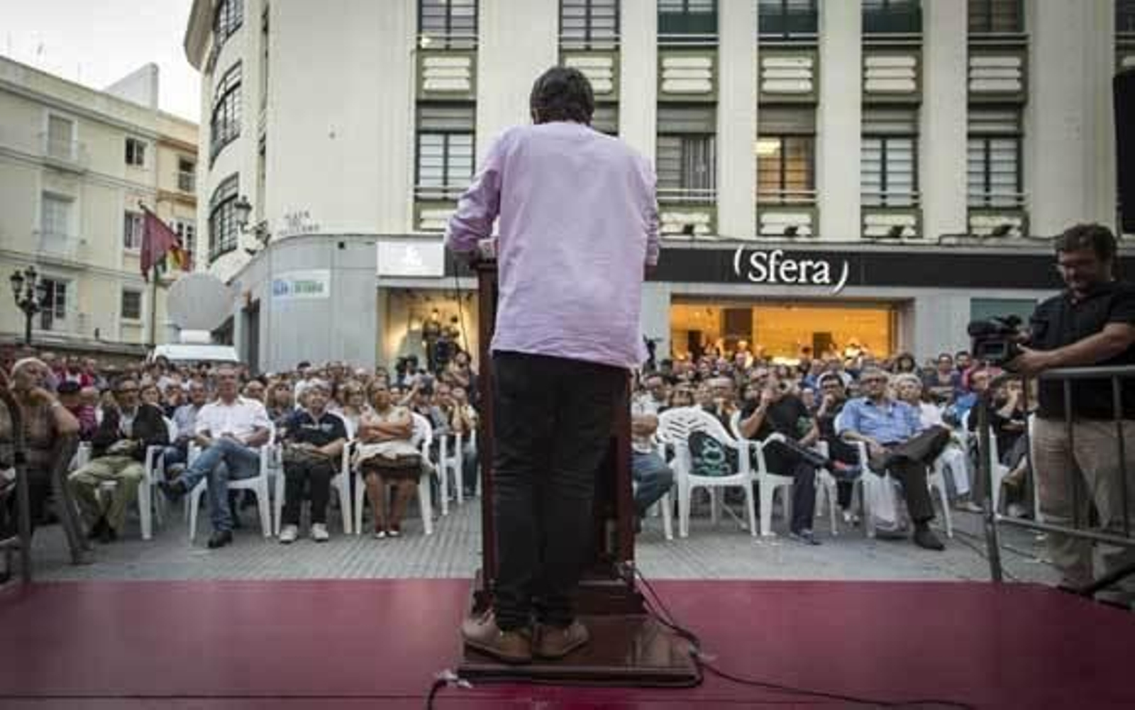 El alcalde, José María González, en un momento de su intervención en la asamblea del pasado viernes en la plaza del Palillero. /Julio González