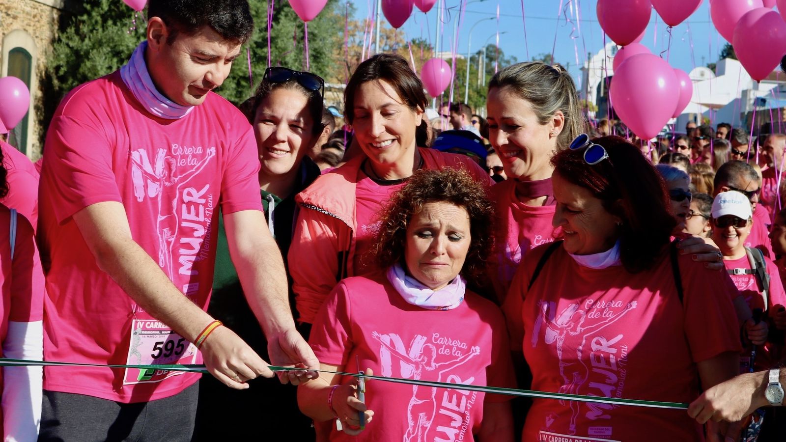 Corte de cinta para inaugurar la Carrera