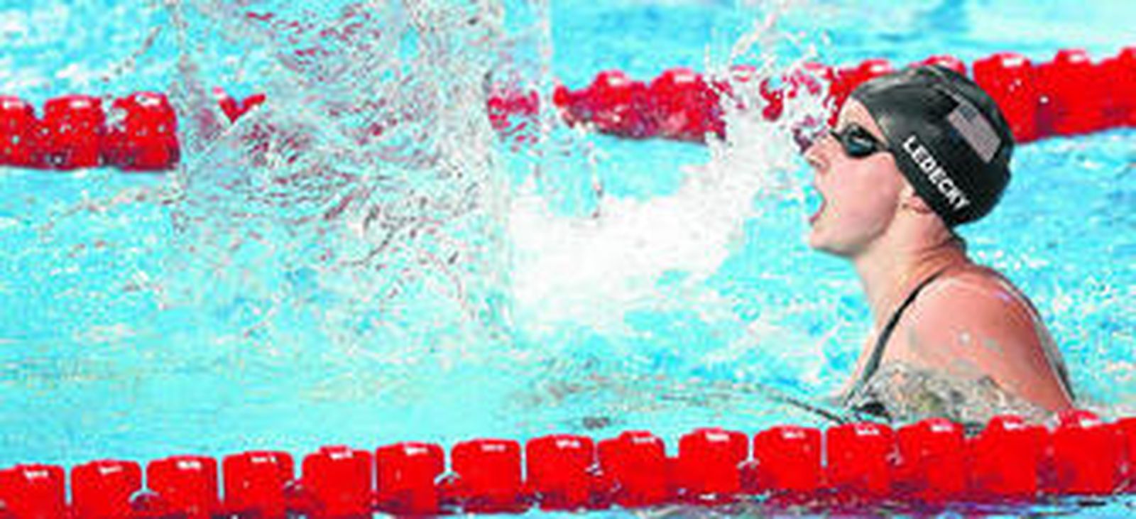 La nadadora estadounidense Katie Ledecky celebra su victoria en los 1.500 metros estilos femeninos en Kazán.