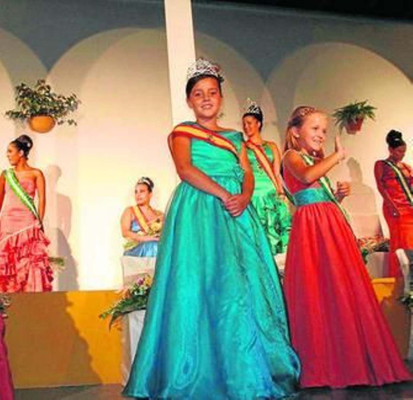 Reinas y damas durante el acto de coronación en Facinas.