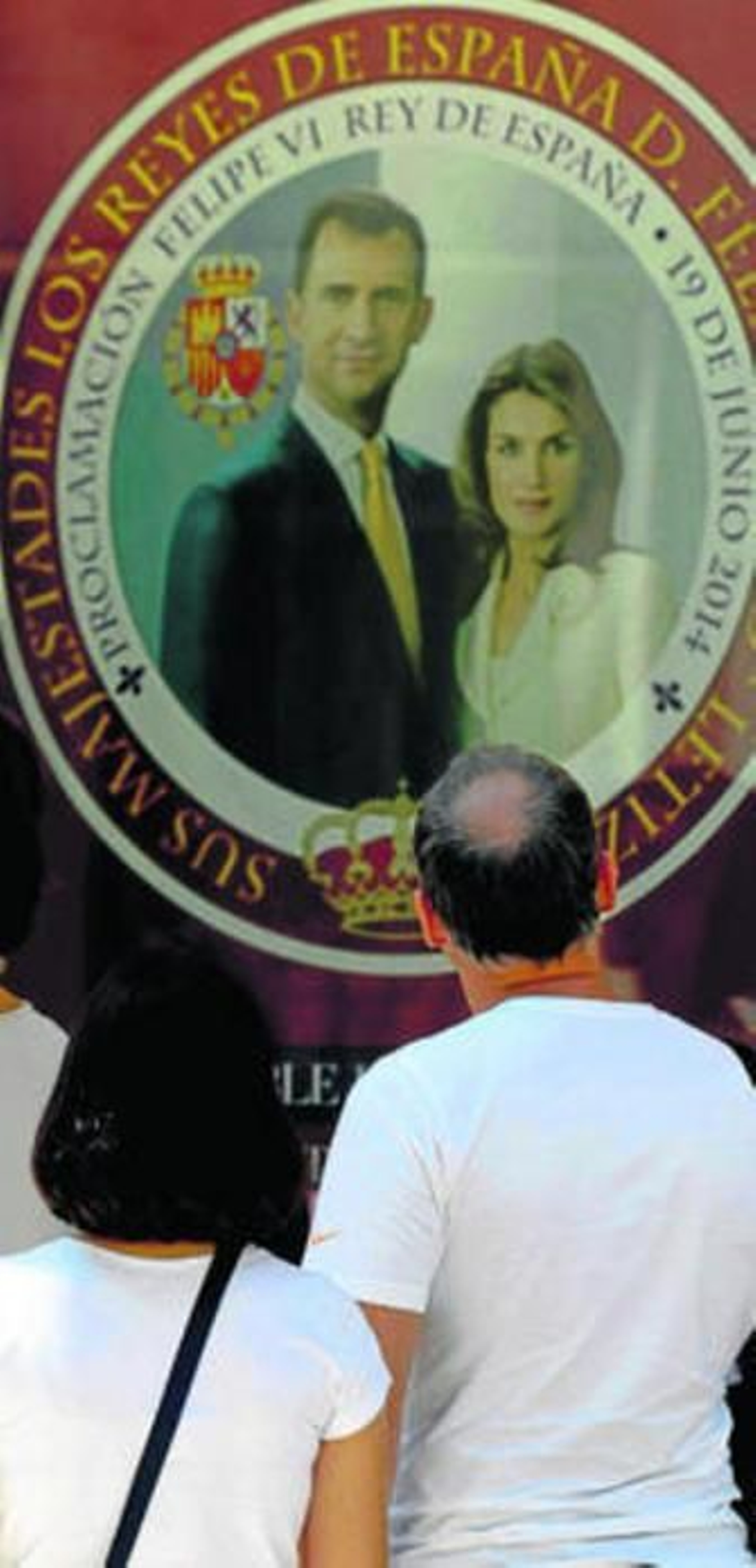 Unos turistas observan el cartel conmemorativo de la proclamación.