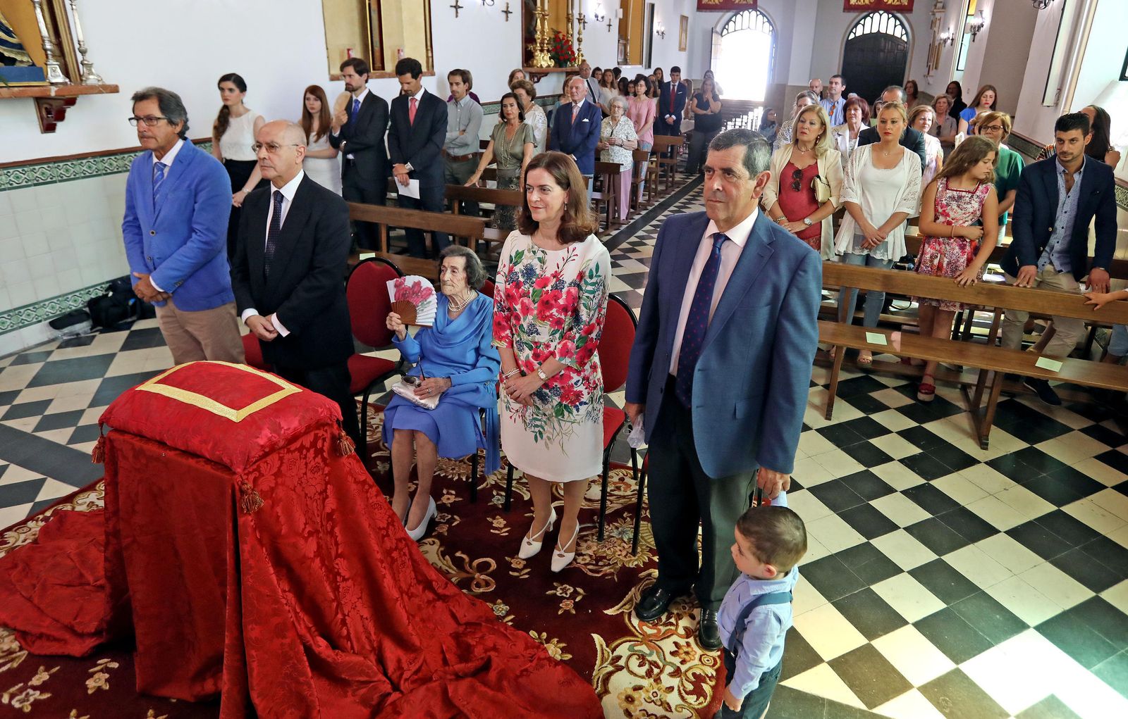 Rosa Sauci, ayer, junto a sus familiares, en la misa que se celebró por su cumpleaños.