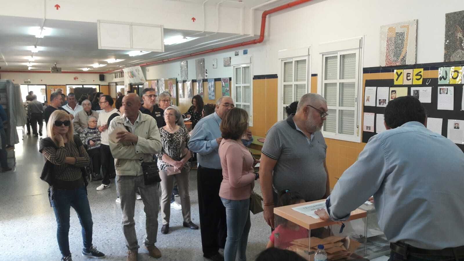 Colas para votar en el Instituto Seritium.