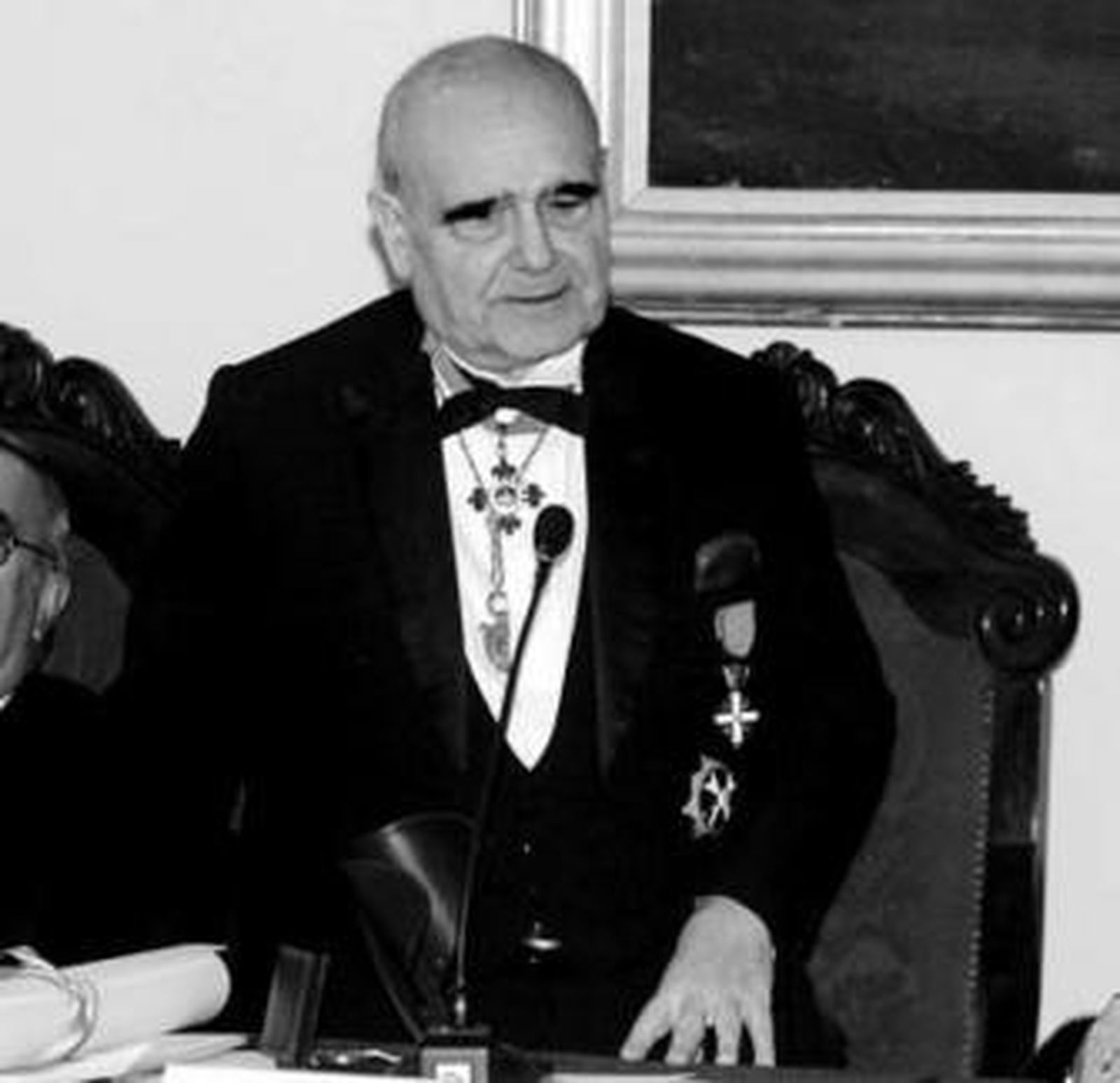 Antonio de la Banda, al recibir la medalla de oro de la Academia en 2007.