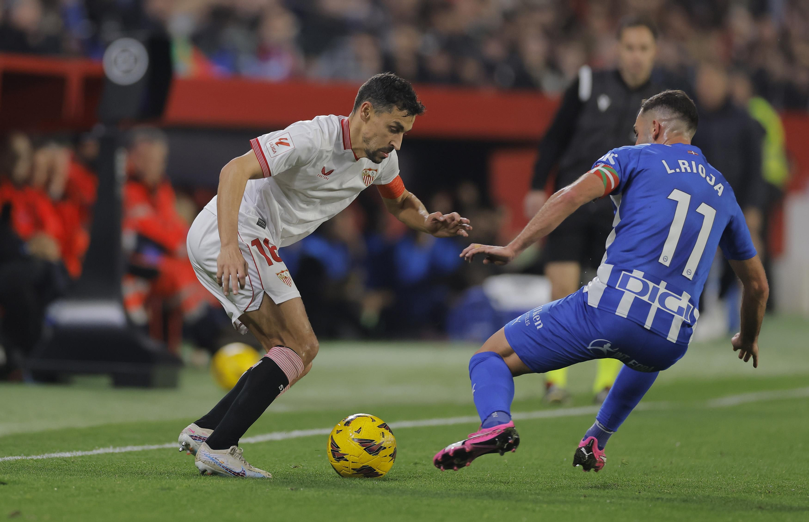 Jesús Navas trata de zafarse de la marca de Luis Rioja.