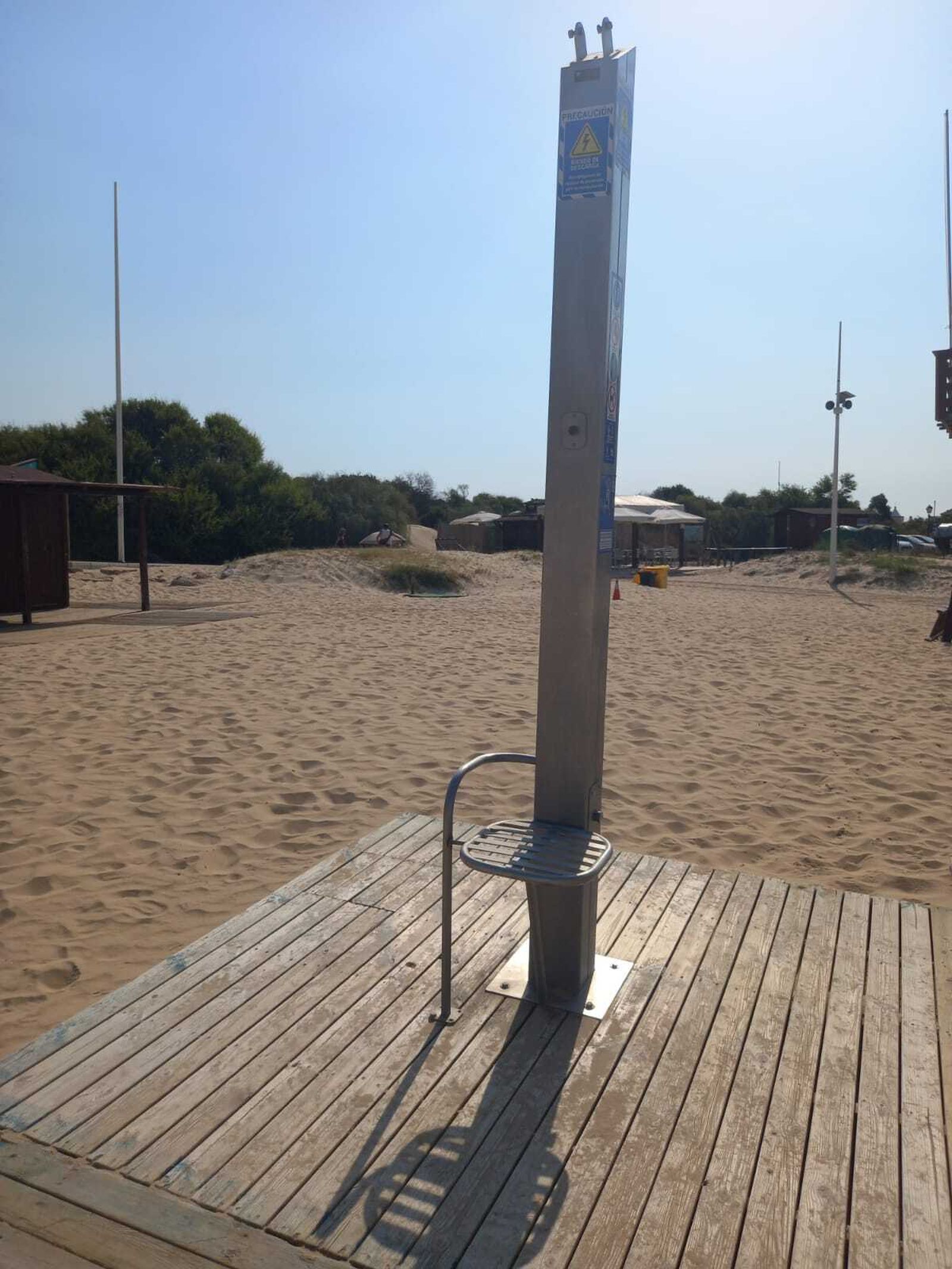 La ducha existente en la playa no reúne las condiciones de privacidad necesarias, señalan los afectados..