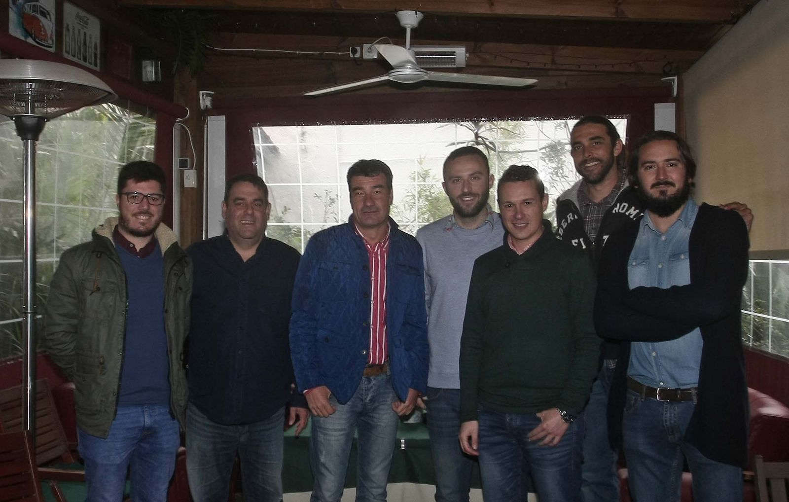 Rafa Máiquez, Rubén Almagro, Rafa Escobar, Miki Ortega, Rubén García, Erasmo Fenoy y Alessio González, antes de sentarse a la mesa.
