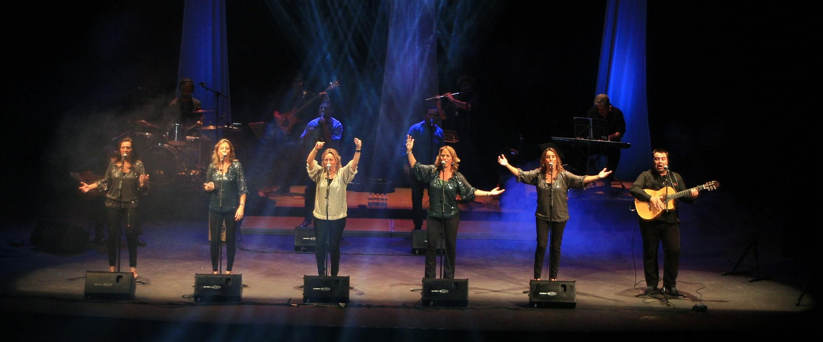 Los componentes de la banda sevillana Siempre Así, durante una actuación.