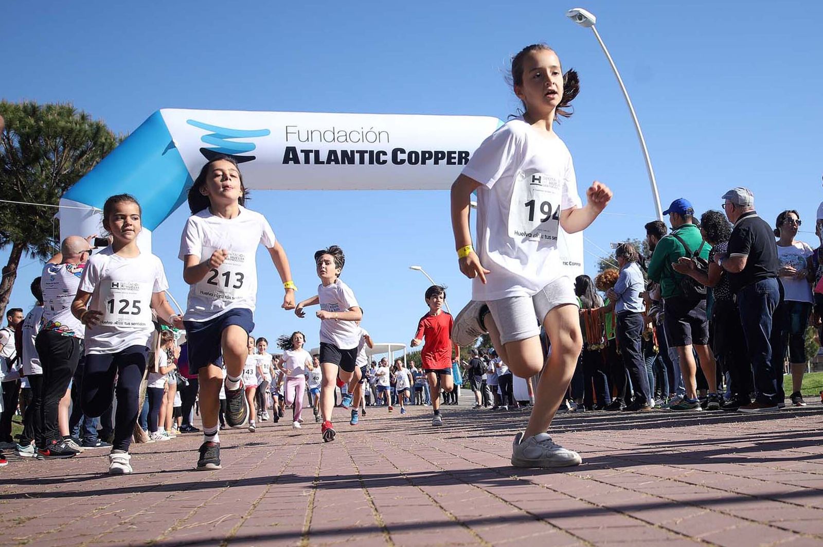Imágenes de la carrera infantil previa a la "10K Puerta del Descubrimiento"