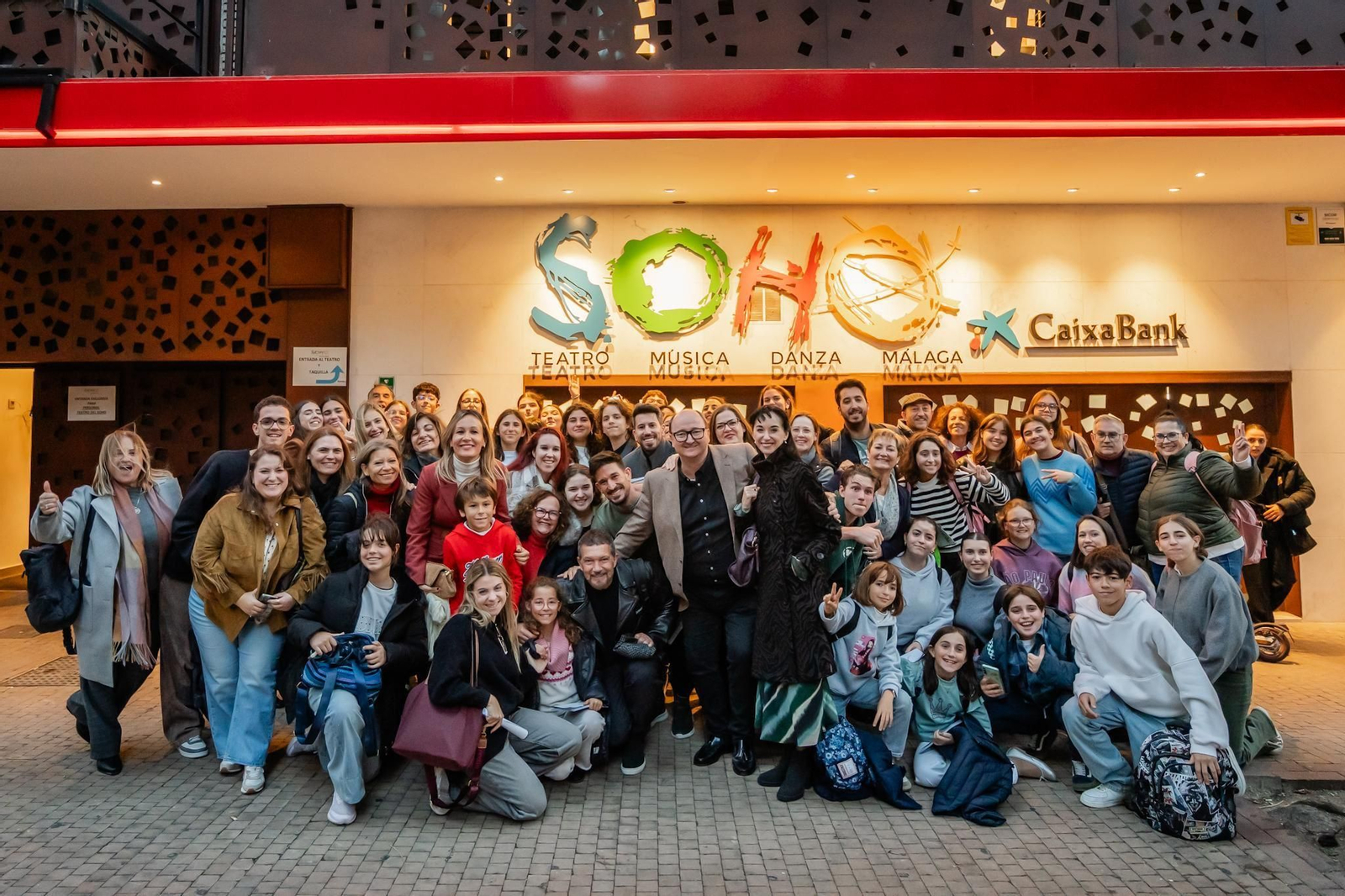 El grupo de alumnos de la Escuela de Teatro de Roquetas con Antonio Banderas.