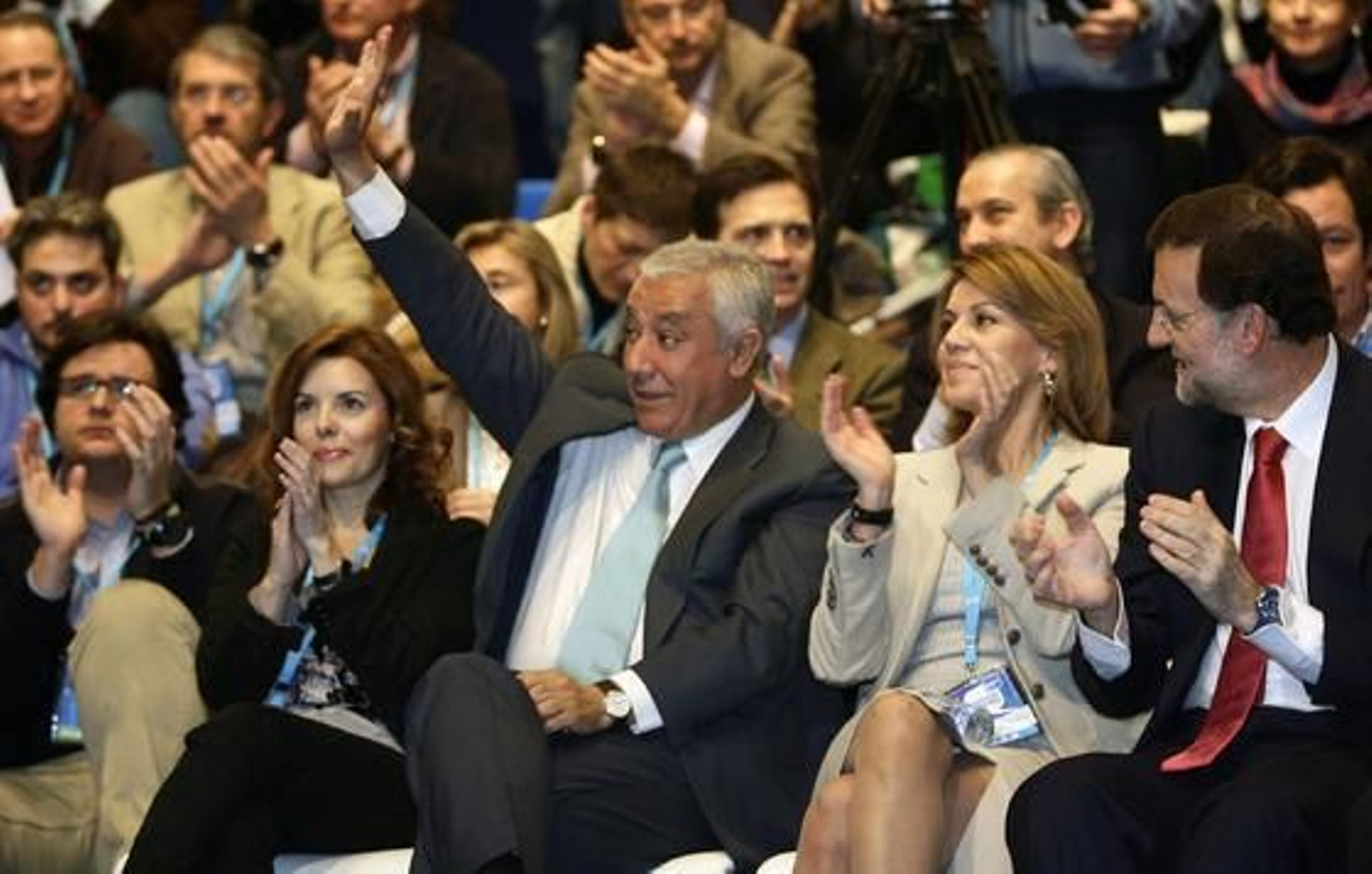 (Derecha-izquierda)Ana Mato, vicesecretaria de Organización del PP; María Dolores de Cospedal, secretaria general del partido; Javier Arenas, presidente del PP en Andalucía; y Soraya Sáenz de Santa María, portavoz del PP; saludan a los asistentes de la Convención del PP celebrada en Sevilla.

Foto: Antonio Pizarro