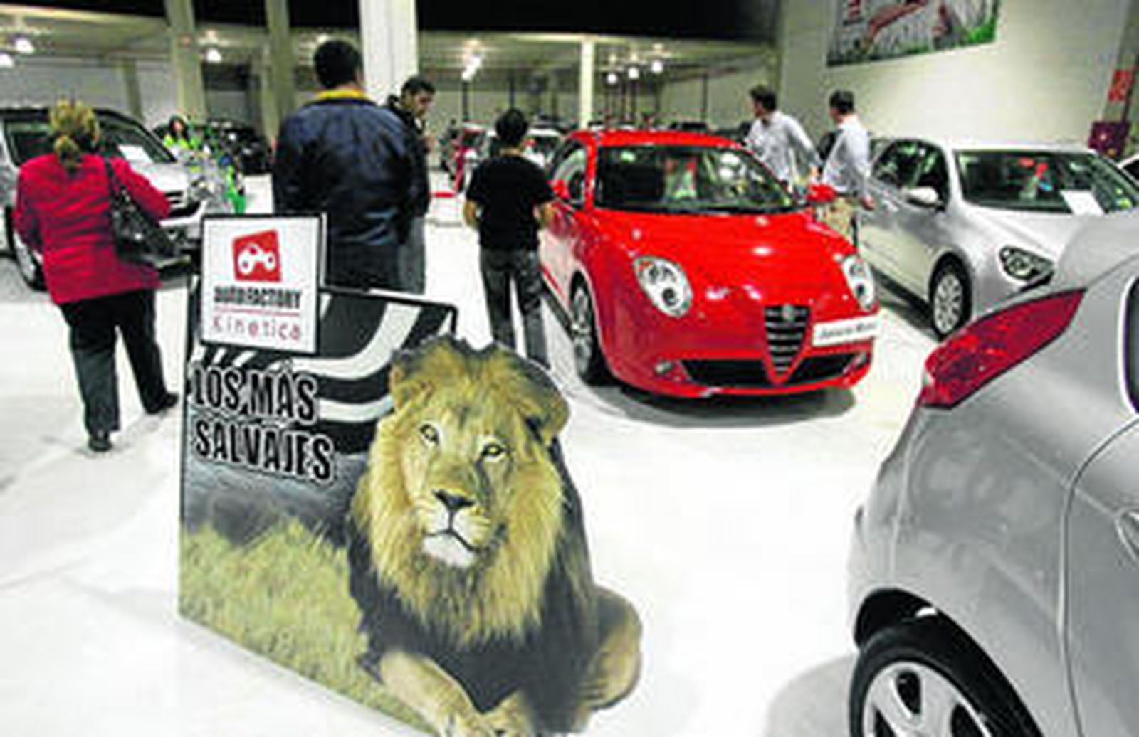 Clientes observan algunos de los automóviles de ocasión expuestos en el 'autofactory' de Kinética Jerez.