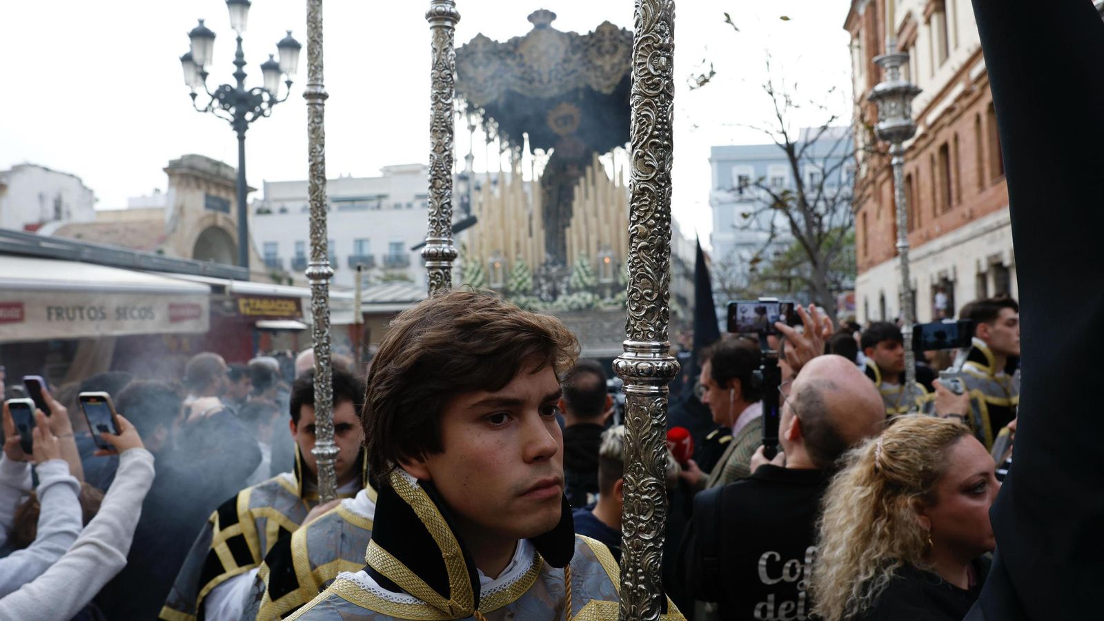 Miguel Ángel Sastre, pregonero de la Semana Santa de Cádiz, procesionó en el cuerpo de acólitos.