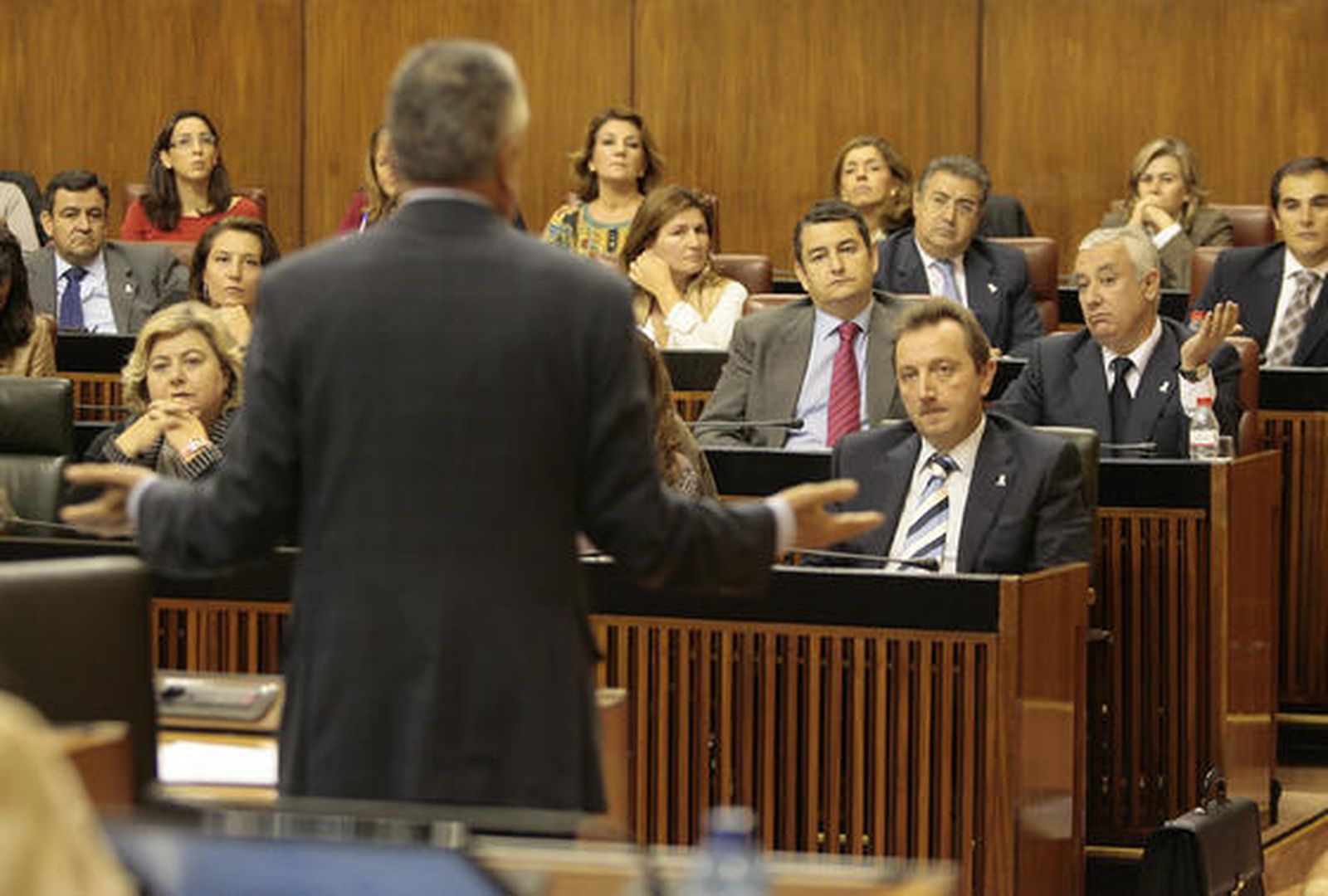 Ex trabajadores de Delphi y de los Astilleros sevillanos se manifiestan en el Parlamento andaluz. /Juan Carlos Muñoz