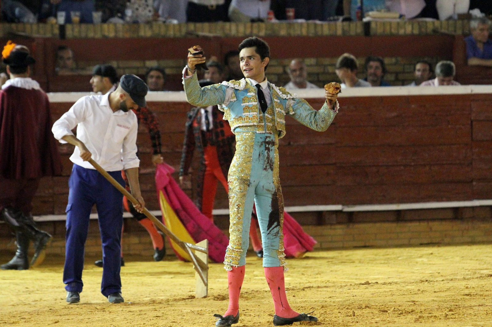 Juan Silva "Juanito" sale a hombros en la Plaza de toros La Merced, en imágenes