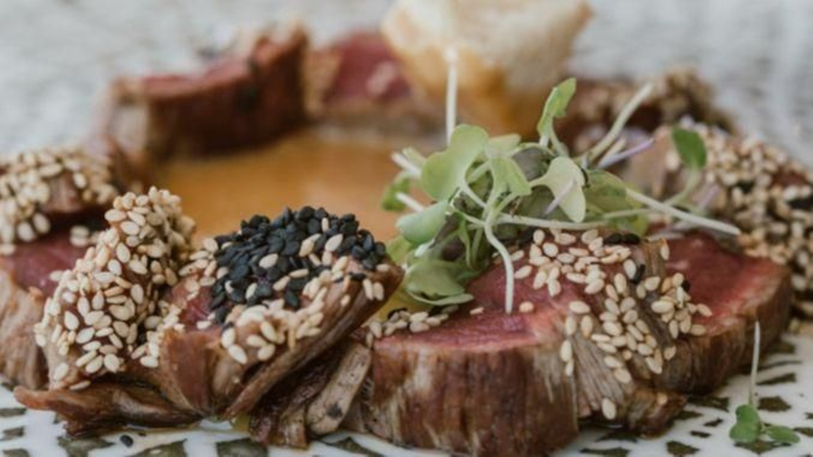 Tataki de Retinto con emulsión de salsa ponzu