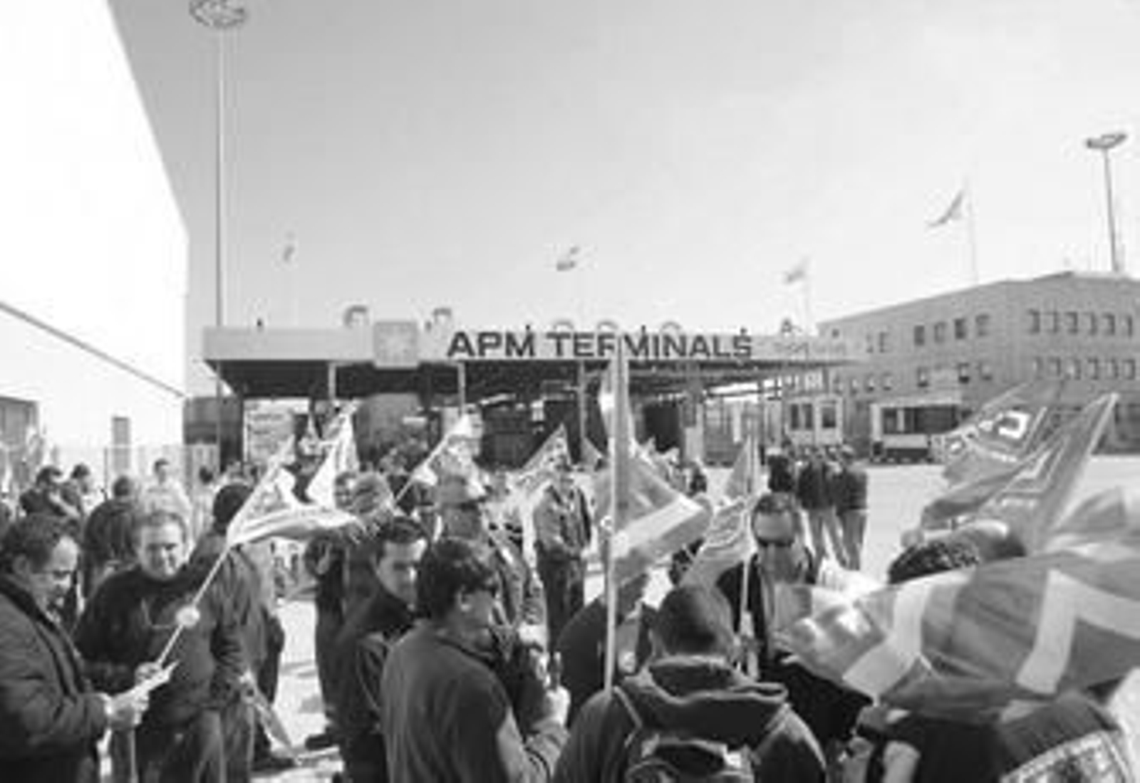 Trabajadores y sindicalistas concentrados en las puertas de la terminal de APM Terminal, ayer.