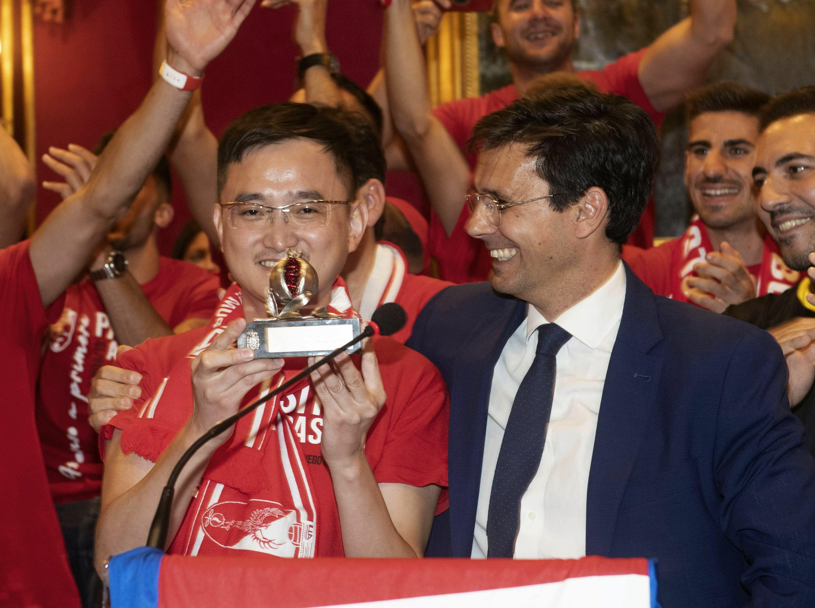 John Jiang (i), en la celebración del ascenso en el Ayuntamiento de Granada
