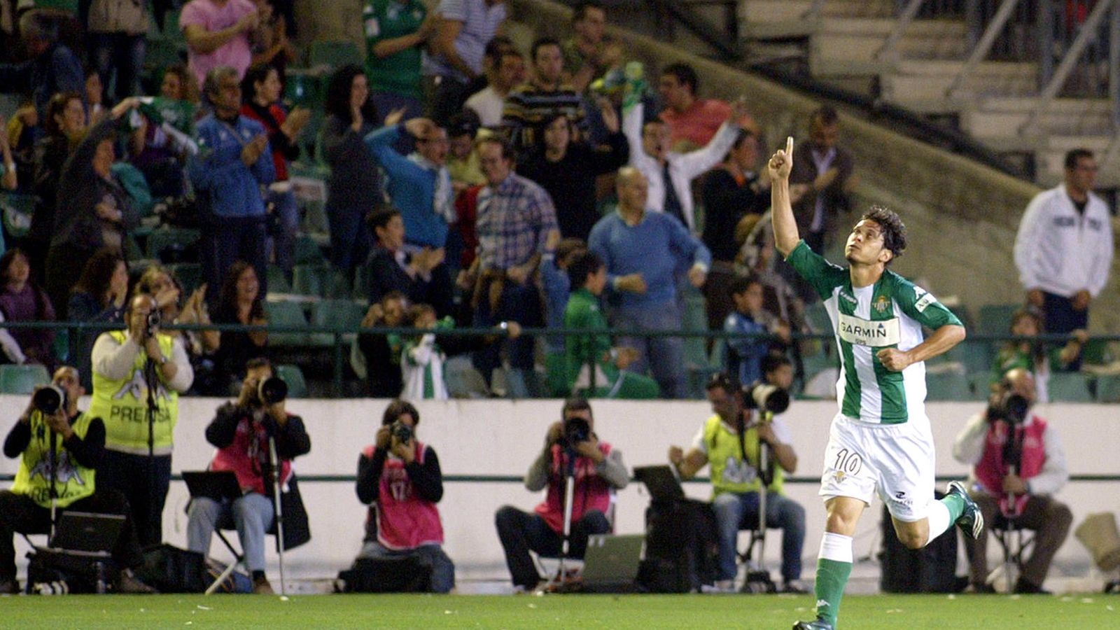 Edu celebra el primero de los dos goles que le hizo al Barça en la última victoria de los verdiblancos ante los azulgrana, en Liga y en el Villamarín, en la temporada 2007-08.