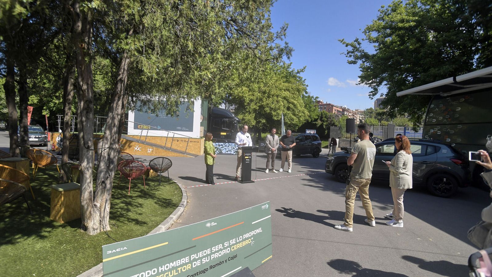 Tour Universitario Cajal, Una Mirada a lo Esencial en Granada