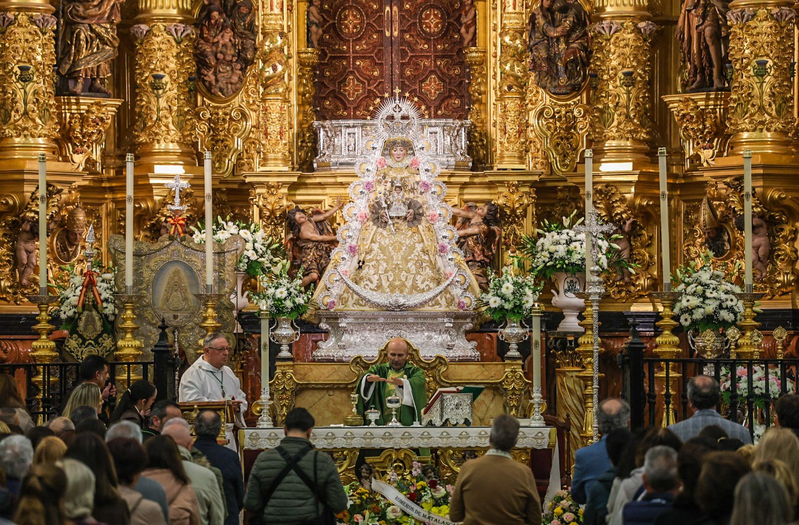 Fotografías de ambiente y del rezo del Rosario por el entorno de la Ermita de la Virgen del Rocío con motivo de la Candelaria