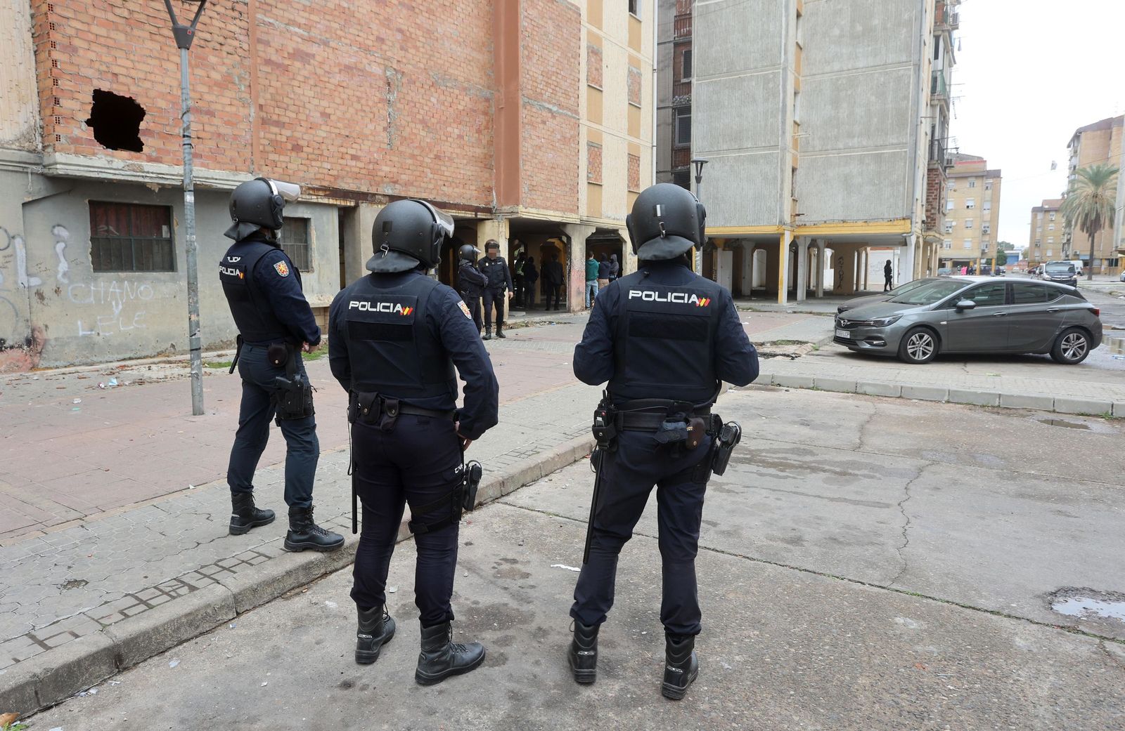 Varios policía en una operación en la barriada de las Tres Mil Viviendas.