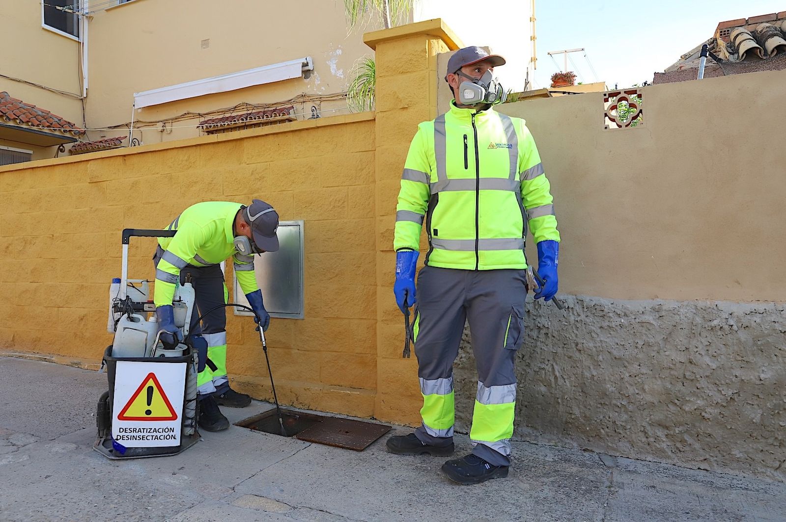 Dos operarios de la empresa concesionaria del servicio de plagas en la barriada rural de La Corta