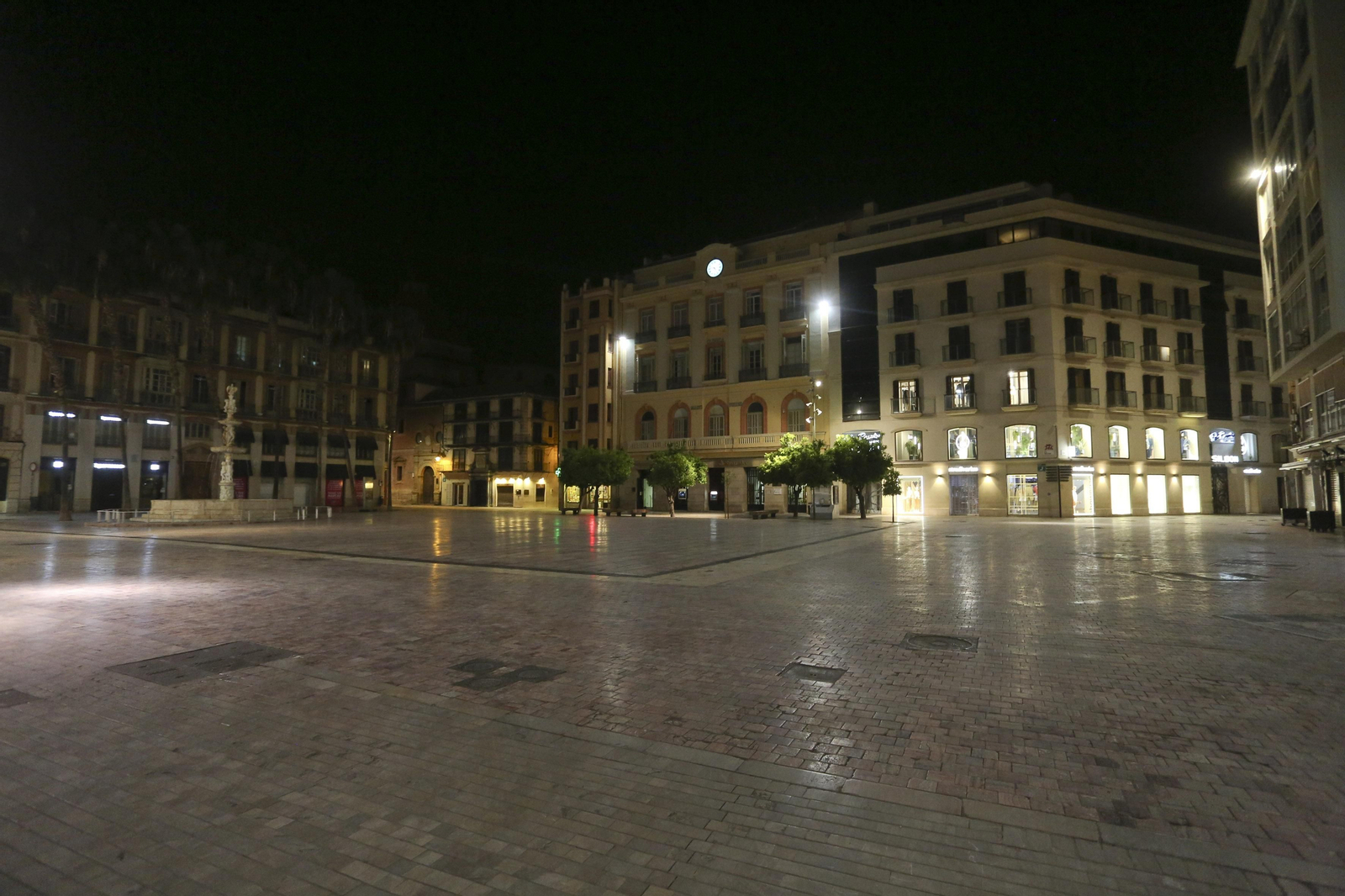 El coronavirus dibuja una noche desierta en el centro de Málaga, en fotos