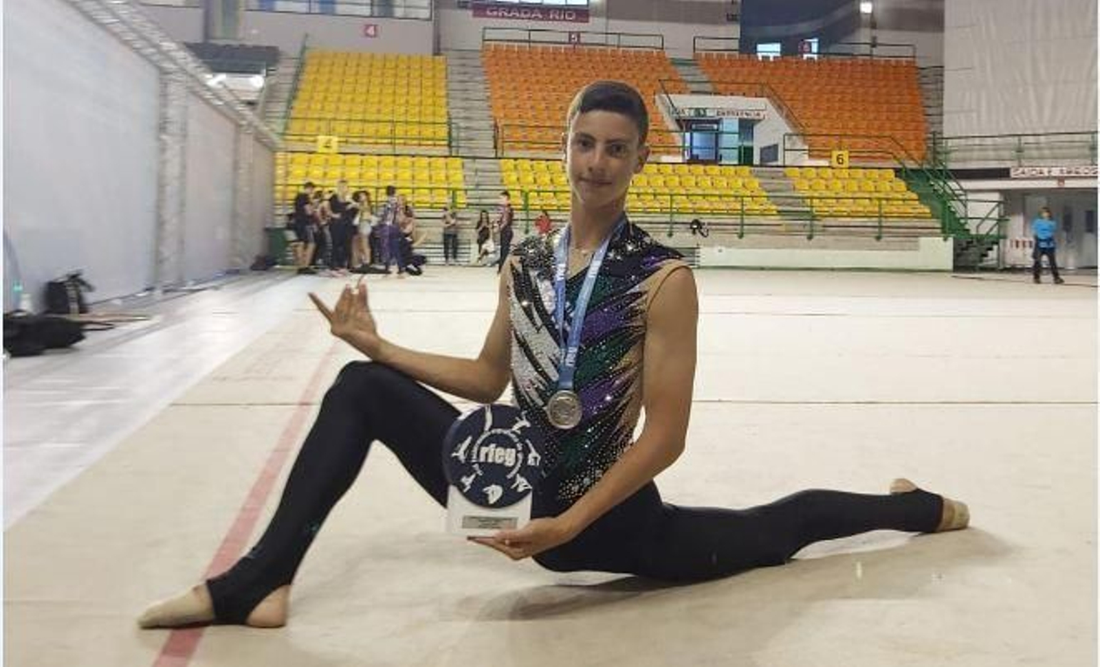 Álvaro Guzmán, con su trofeo