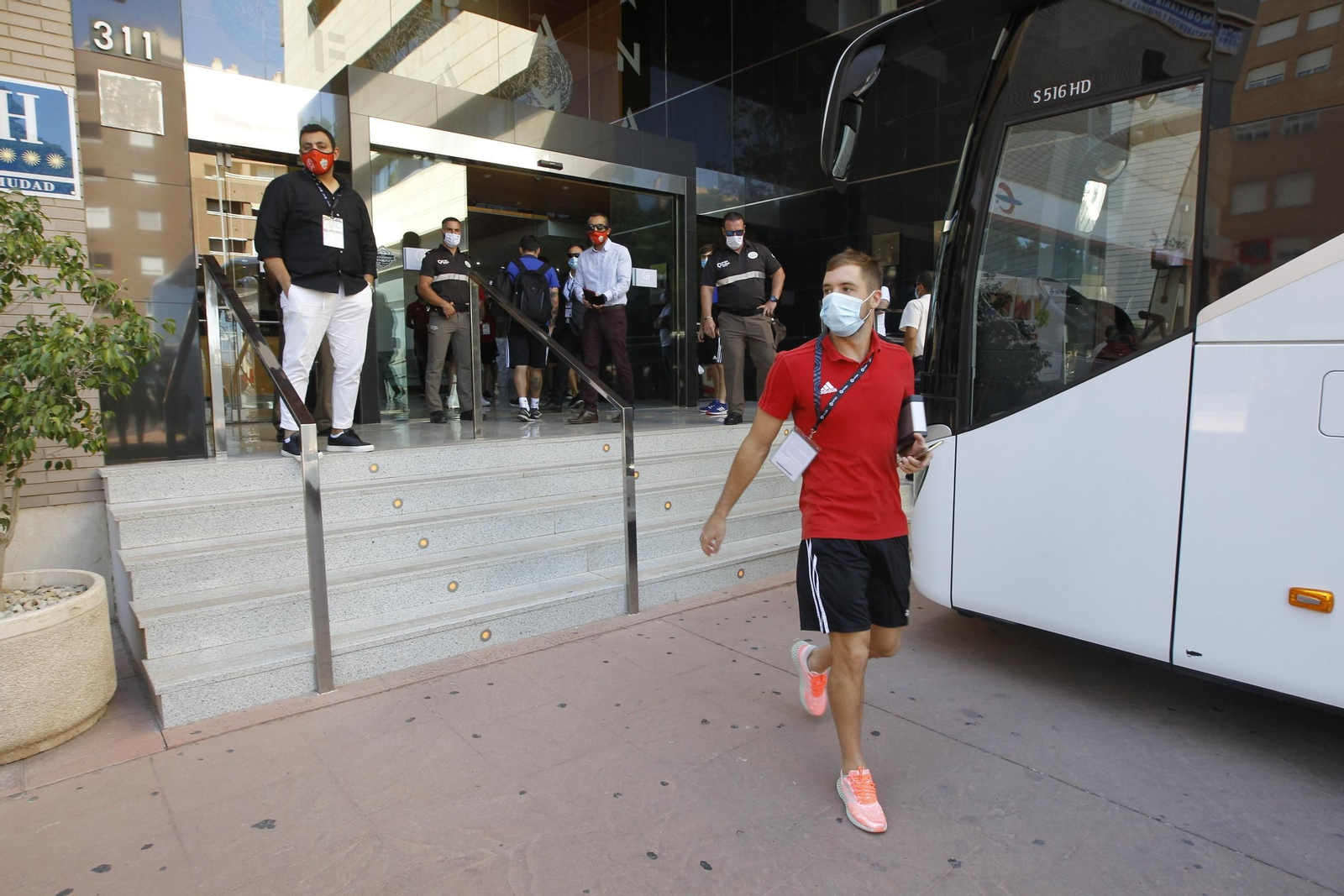 Fotogalería de la afición del Almería antes del partido ante el Girona