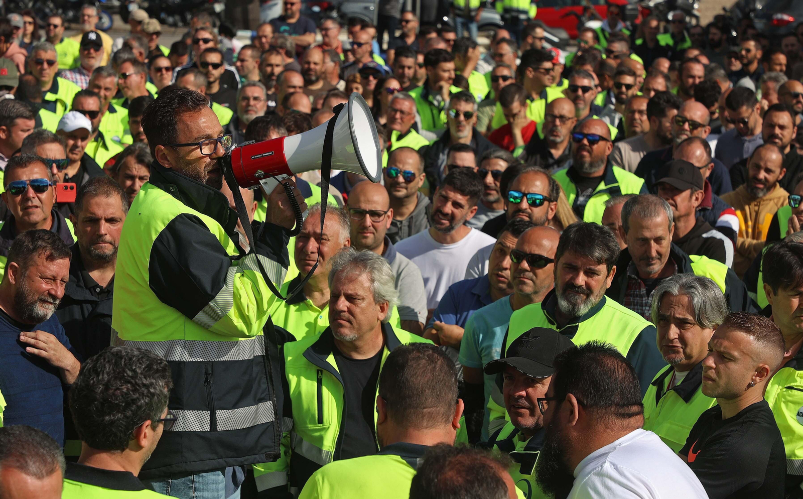 La asamblea informativa de los huelguistas de Acerinox, en imágenes