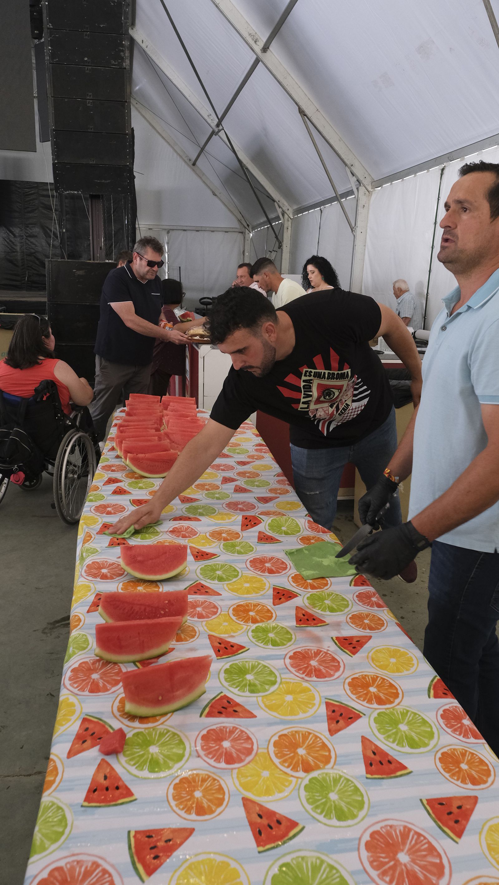 Imágenes de la degustación de huevos fritos con chorizo, en las Fiestas de Santa María del Águila