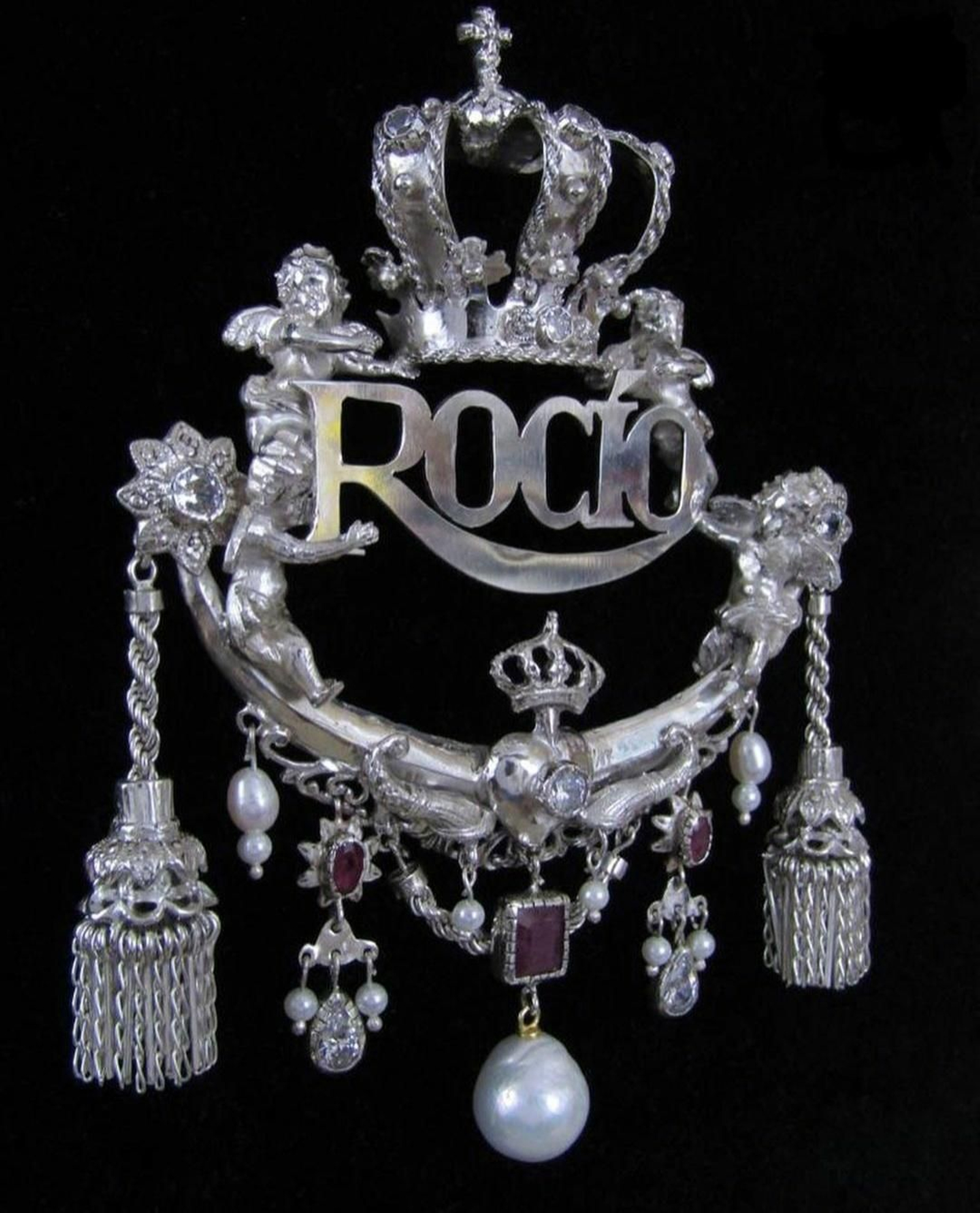 Nuevo broche donado por una hermana de la Hermandad Matriz.