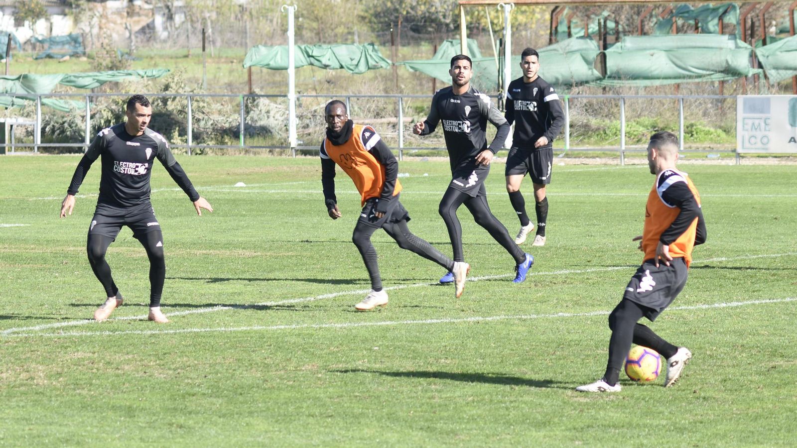Blati Touré, Aythami y Jesús Valentín esperan un envío de Fernández.