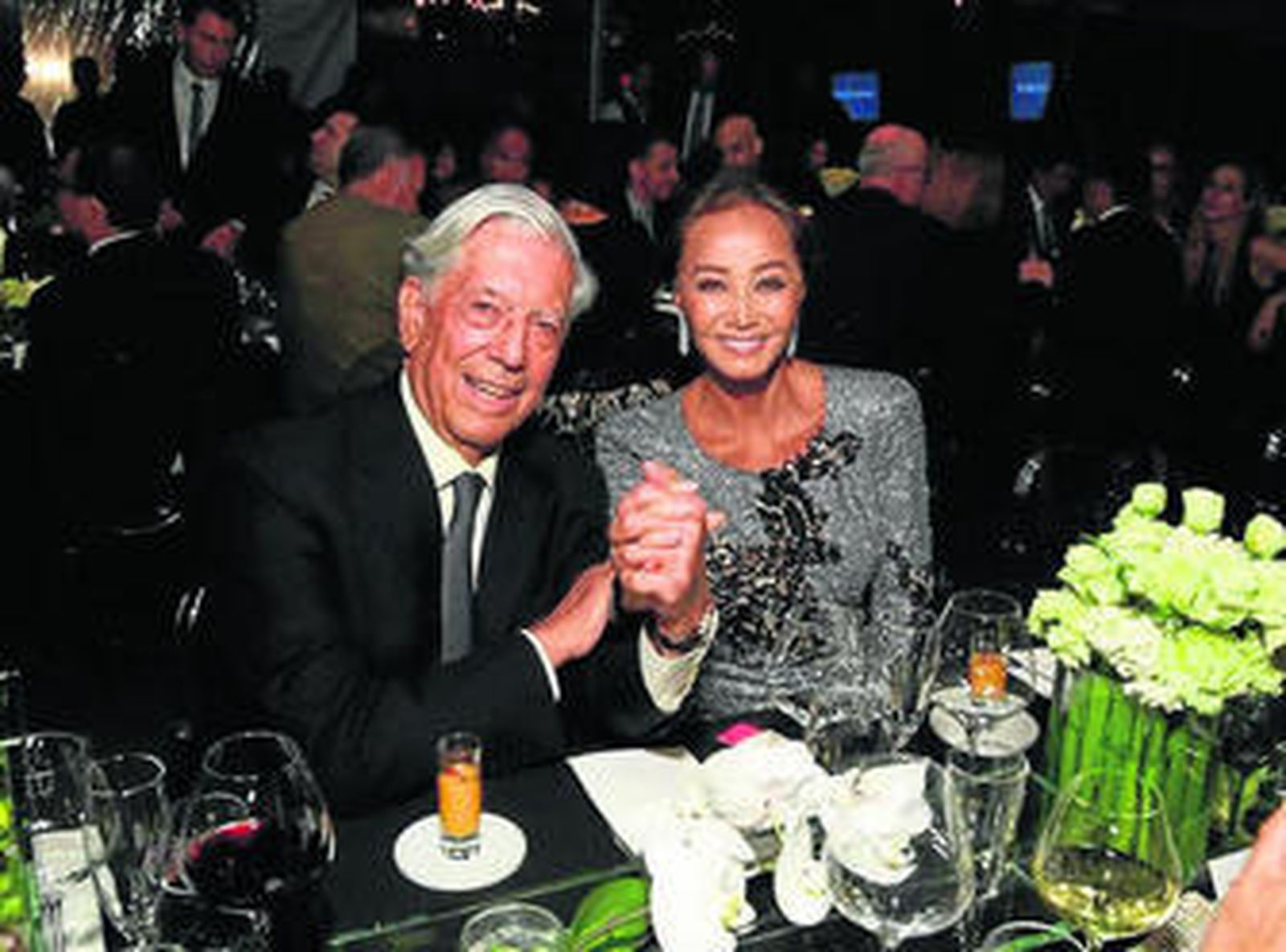 Así de sonrientes posaron para la prensa Isabel Preysler y Mario Vargas Llosa en Nueva York.