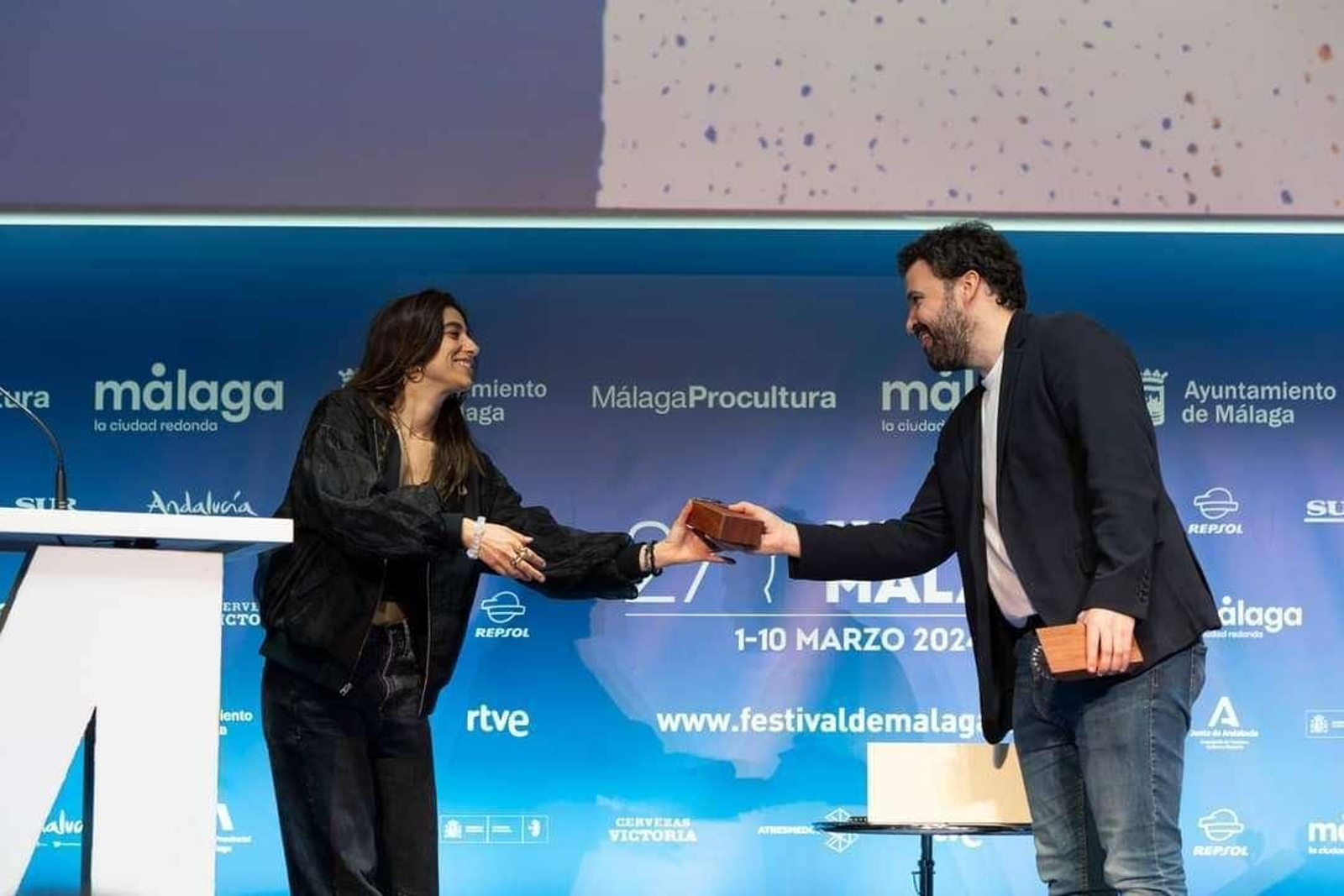 El algecireño Nacho Arjona recibe uno de las Biznagas de Plata en el Festival de Málaga.