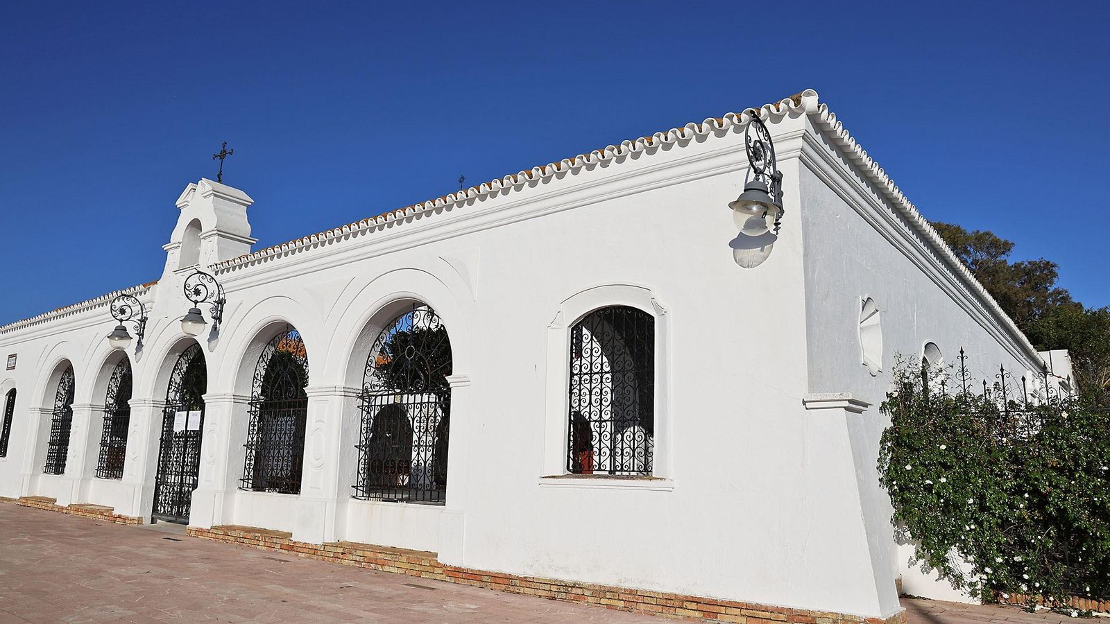 Exterior del santuario de la Cinta.