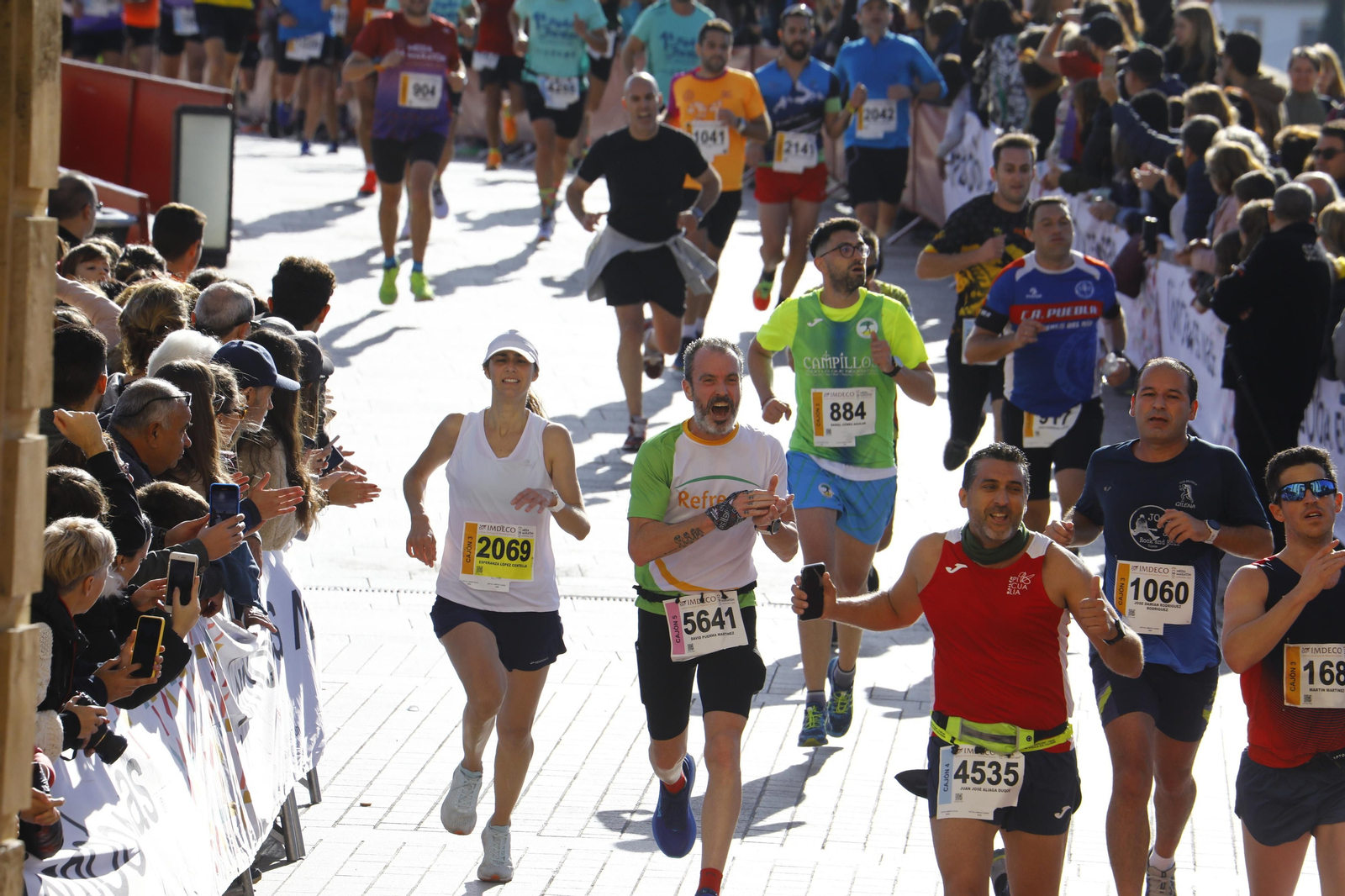 La gloria de cruzar la Puerta del Puente: imágenes de la meta de la 36 Media Maratón de Córdoba