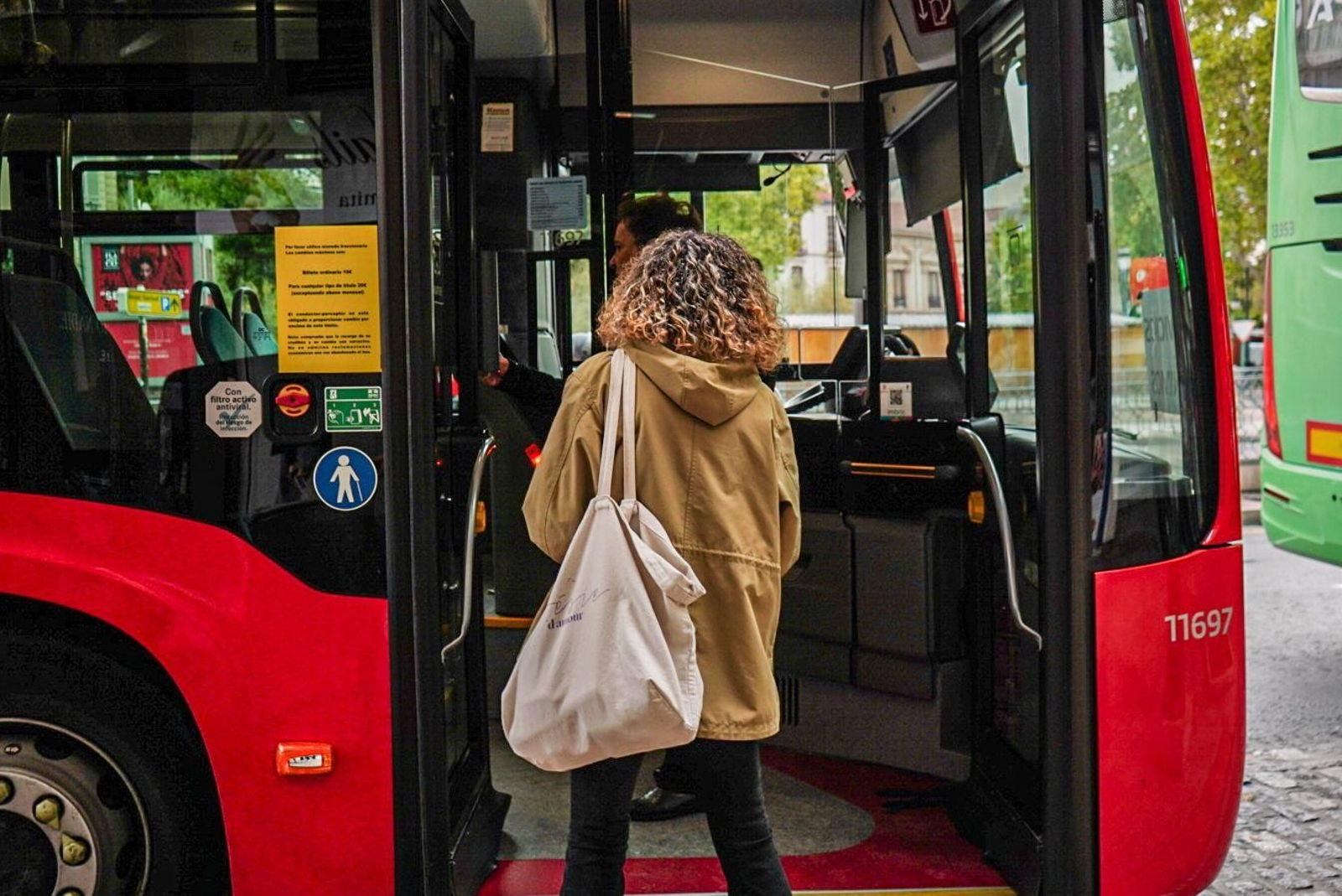 El primer día de la huelga de transporte de viajeros de Granada, en imágenes