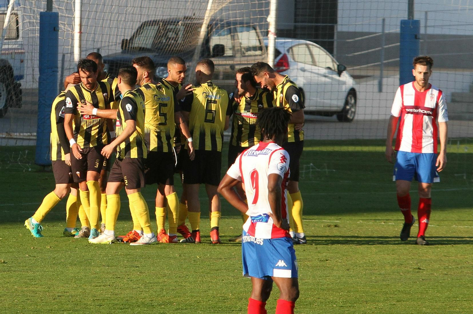 Los jugadores del San Roque celebran un gol durante el partido ante el Algeciras. Los jugadores del San Roque celebran un gol durante el partido ante el Algeciras.