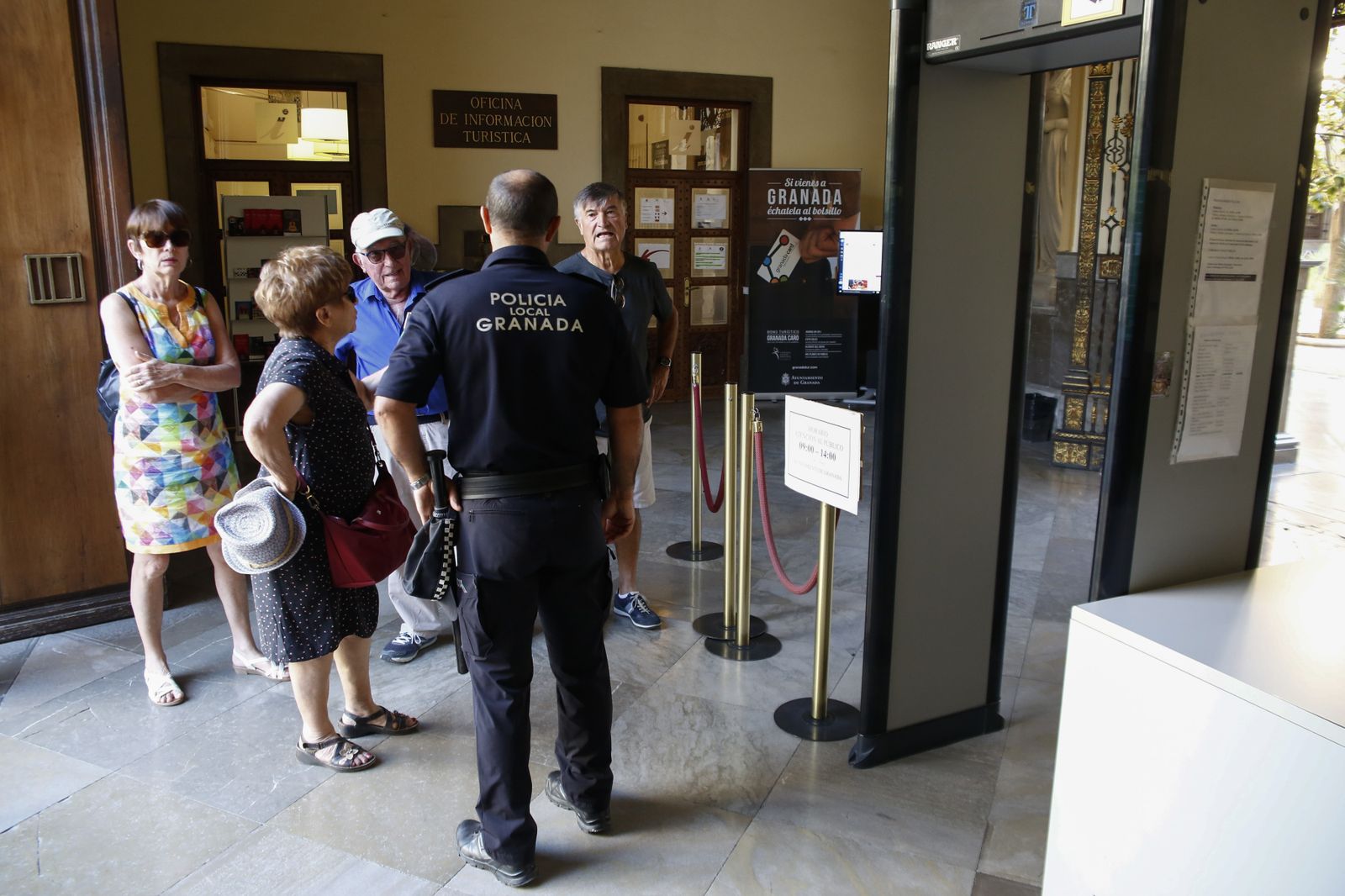 Un agente de la Policía Local resuelve dudas en la Oficina el pasado lunes.