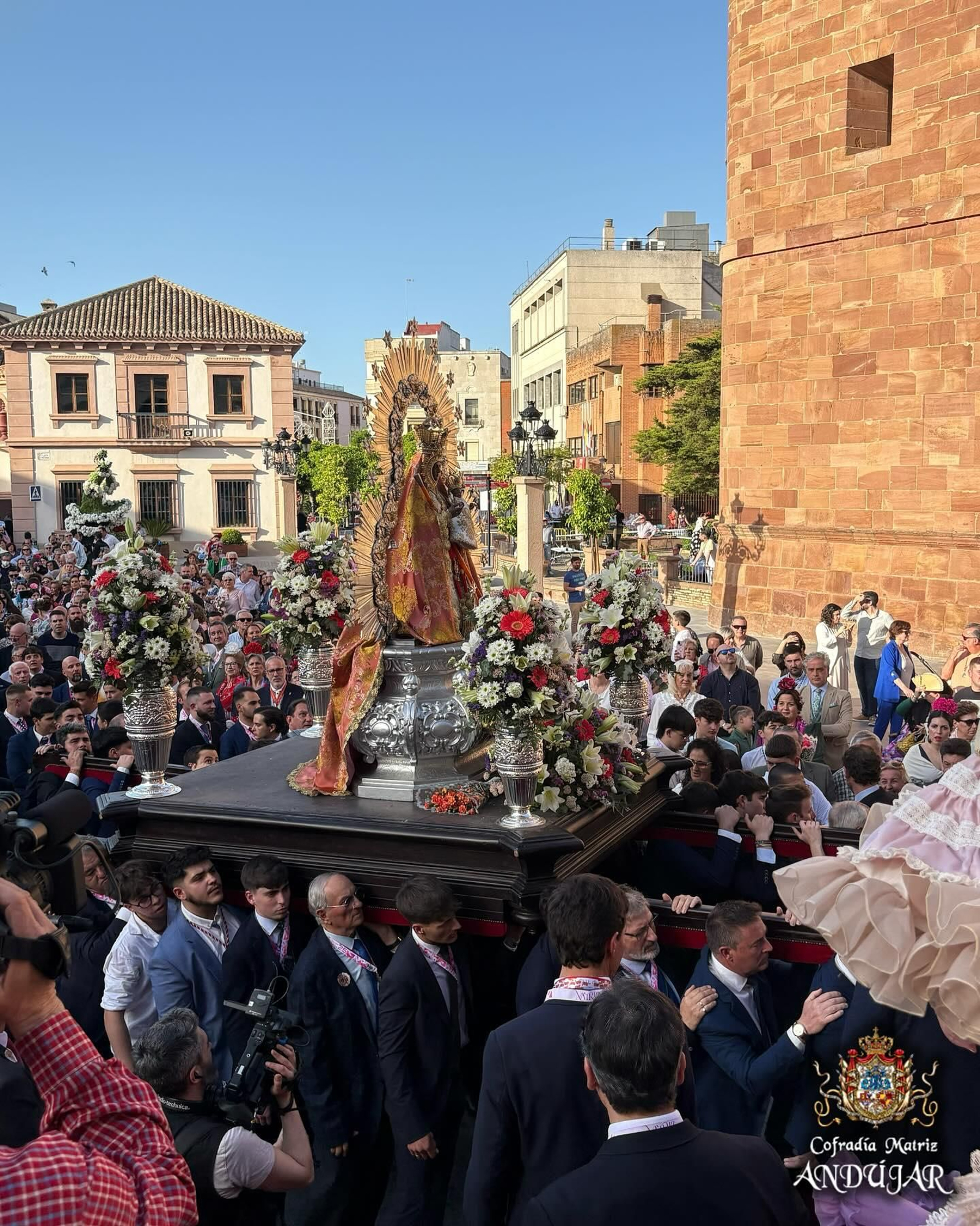 Las flores a La Morenita llenan de color las calles de Andújar, en imágenes