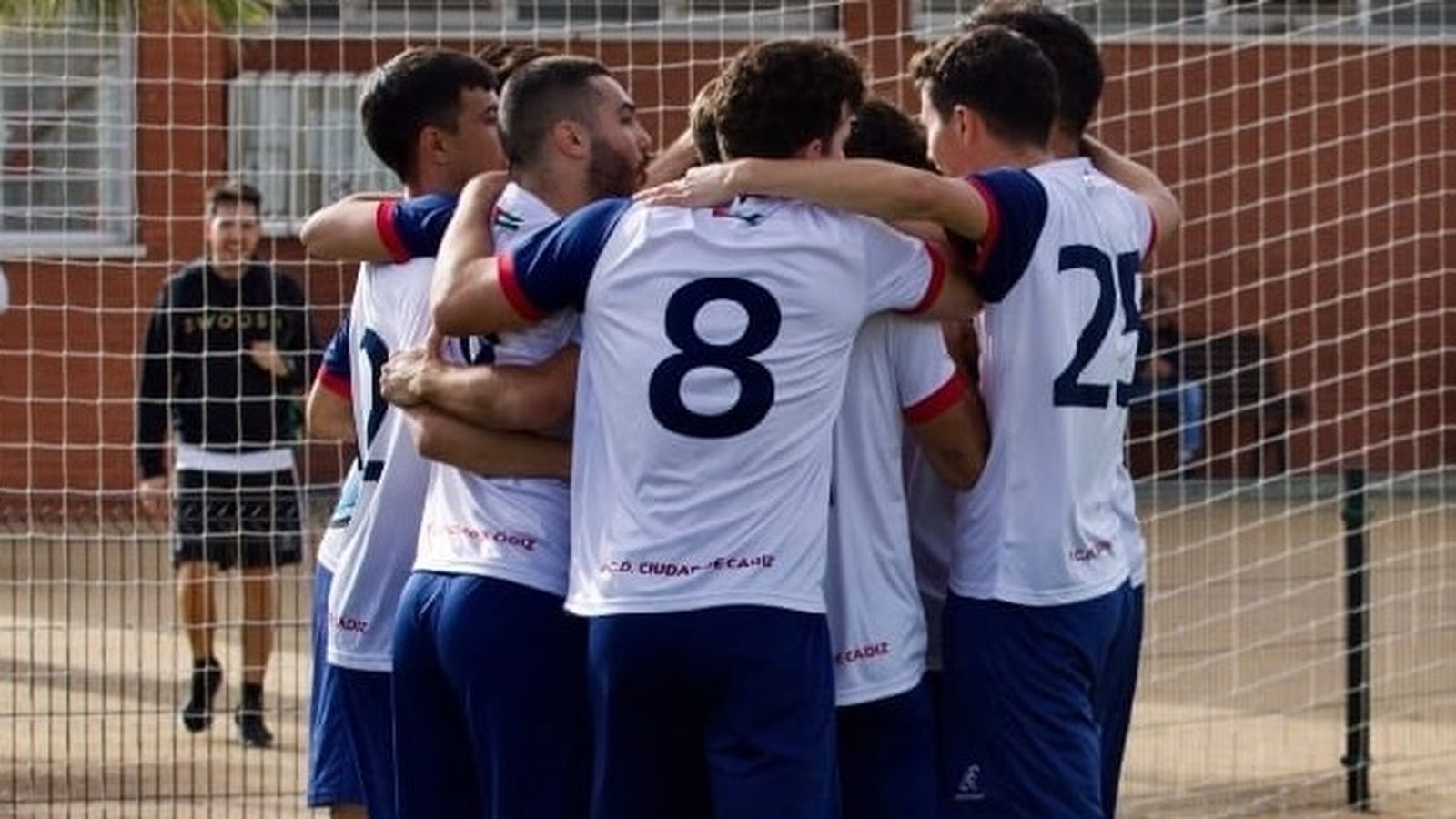 Jugadores del equipo capitalino celebran un gol.