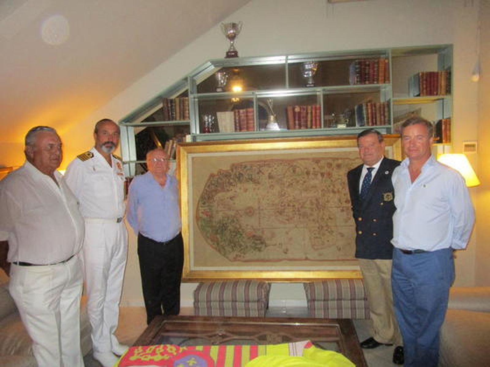Ricardo Soto, José Ramón Fernández de Mesa, marqués de Castell Florites, José Manuel Bajo y Juan Manuel Colón de Carvajal, durante el acto de donación en el Club de Vistahermosa, en El Puerto de Santa María  Foto: Ignacio Casas de Ciria