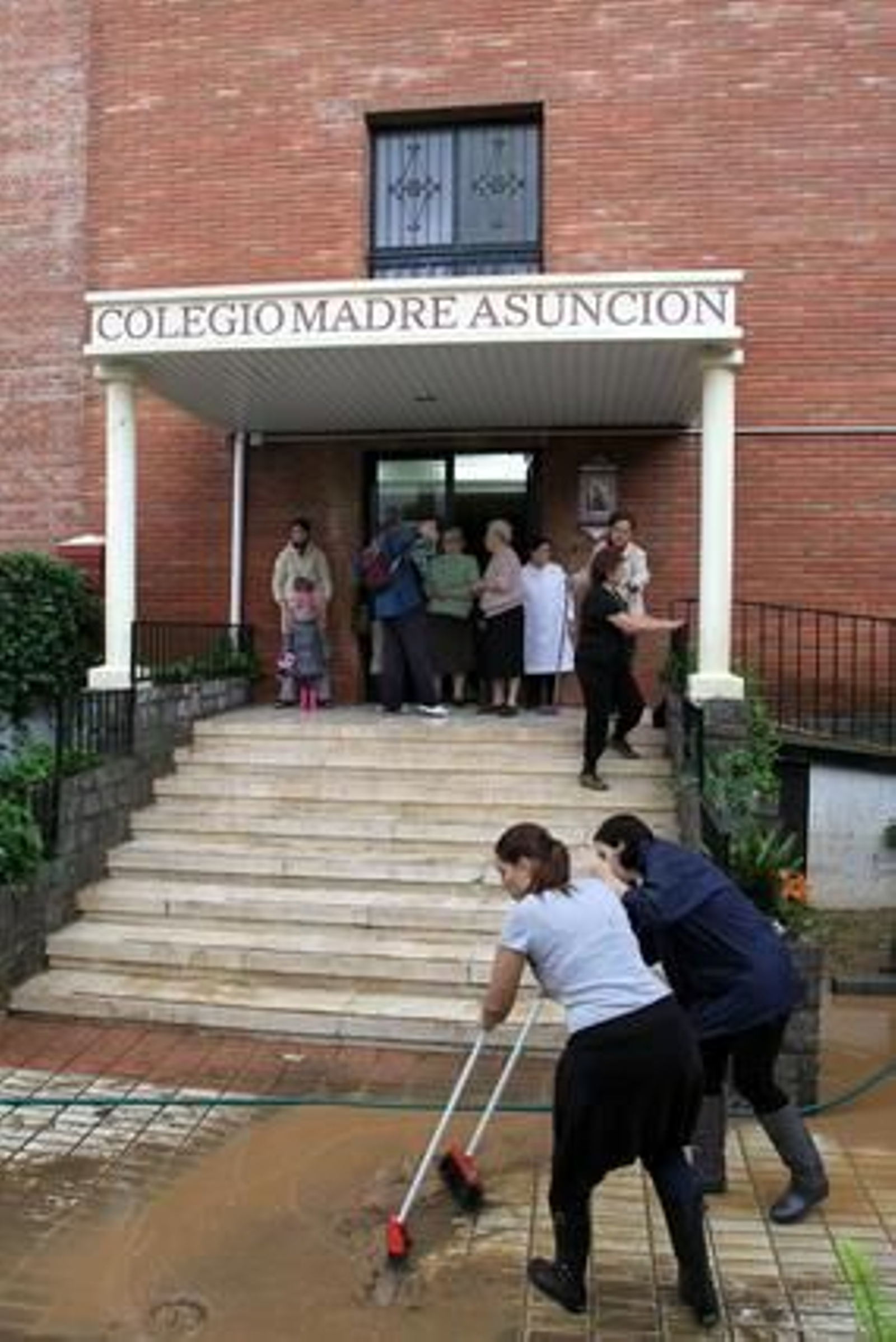 Málaga limpia el barro dejado por la tromba de agua del sábado