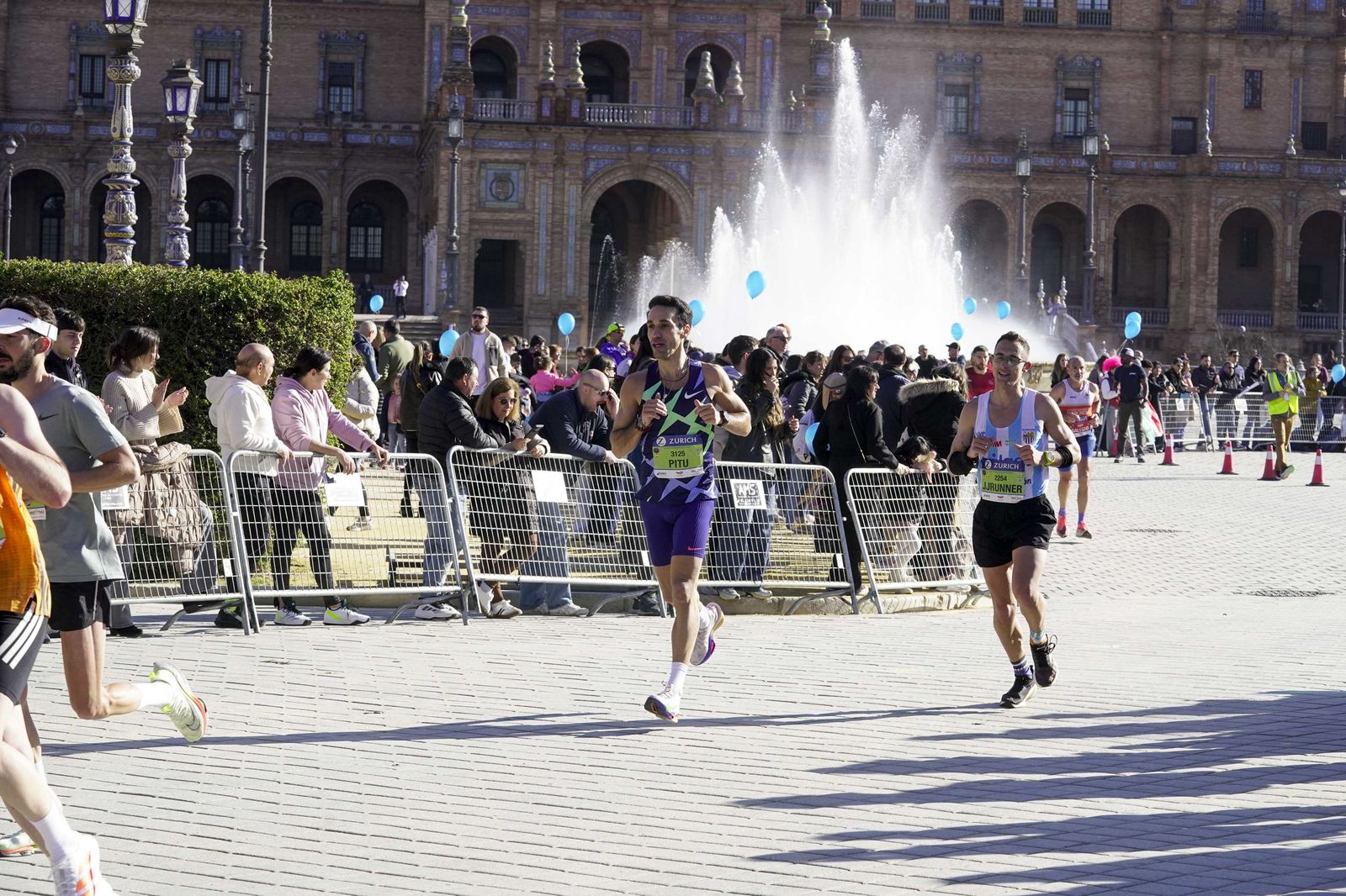 El Zúrich Maraton de Sevilla 2026 en la Plaza de España, galería 1