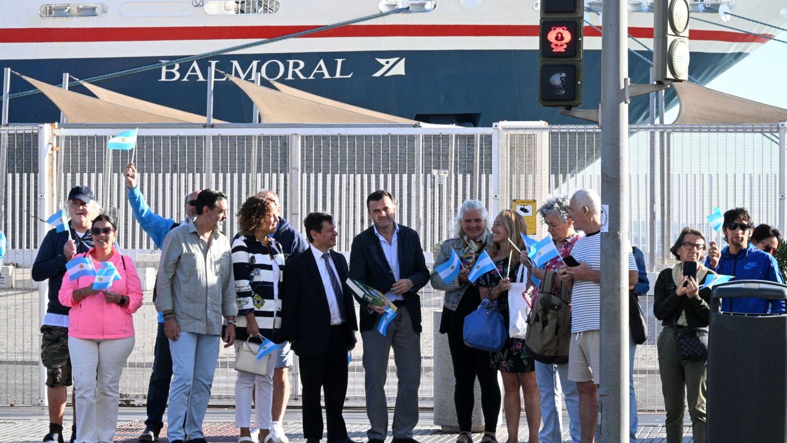 Las autoridades en el momento de la inauguración del semáforo.